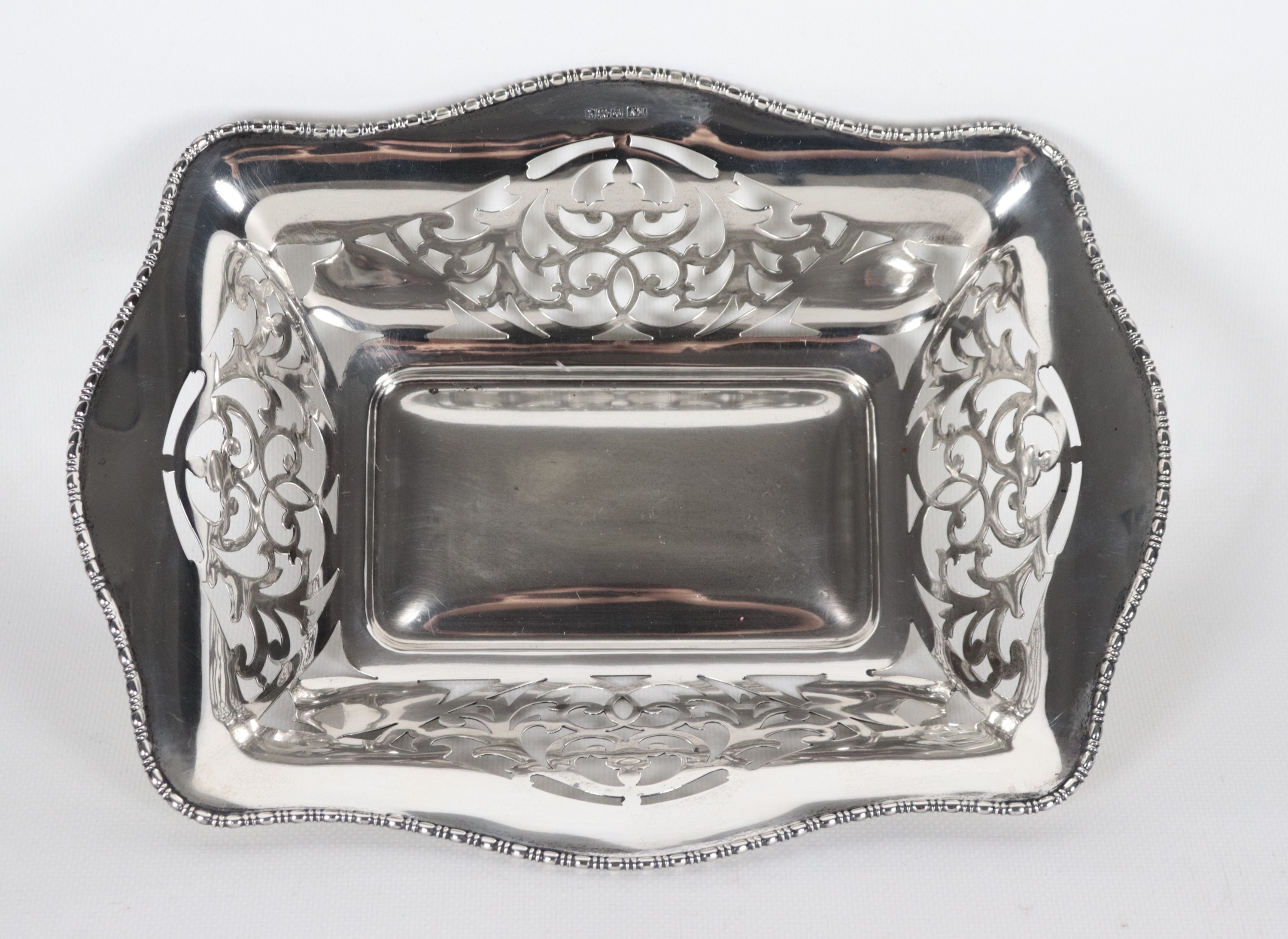 Cestino in argento Epoca Giorgio V, con bordo cesellato, sbalzato e traforato, gr. 410