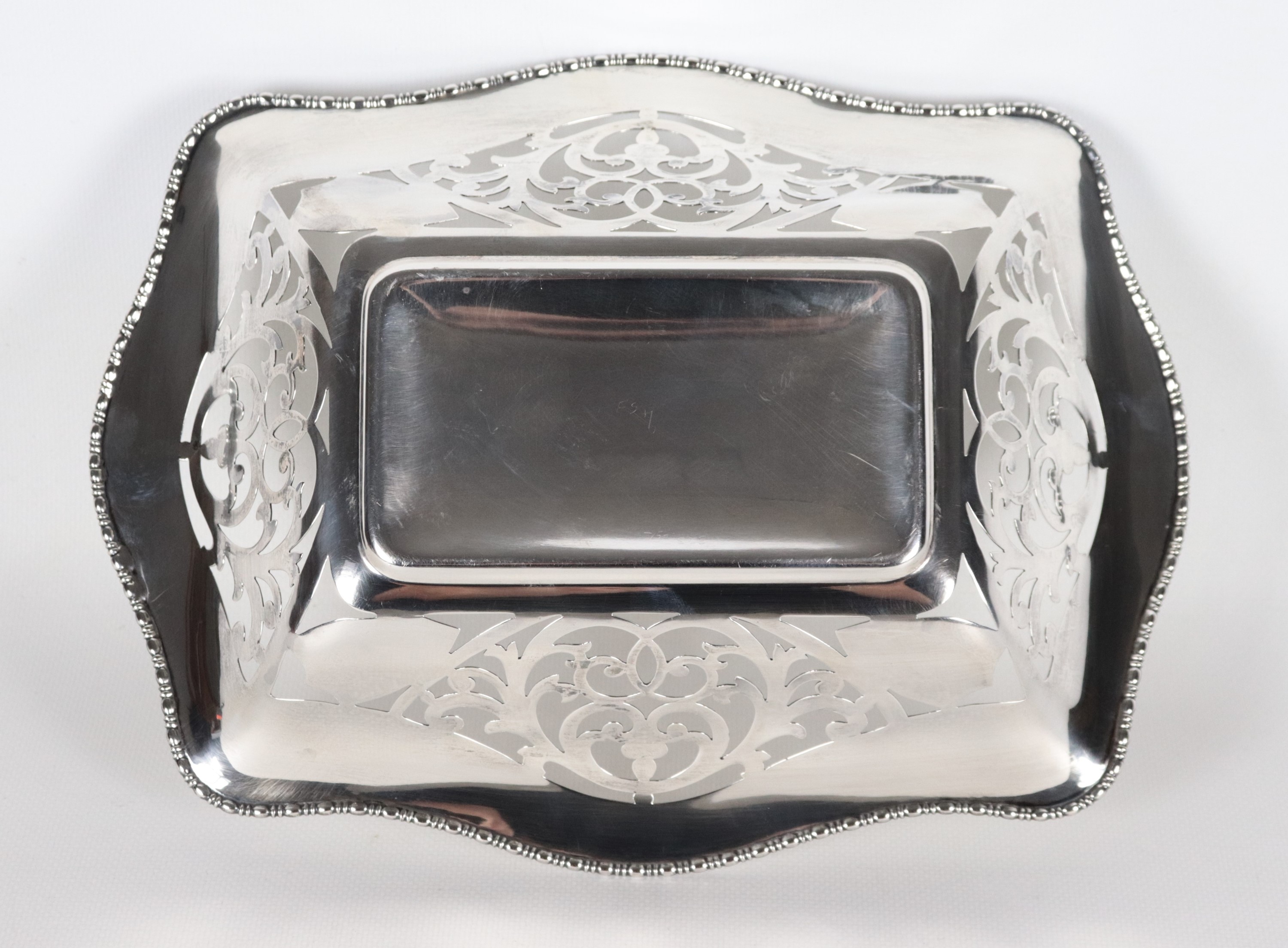 Cestino in argento Epoca Giorgio V, con bordo cesellato, sbalzato e traforato, gr. 410