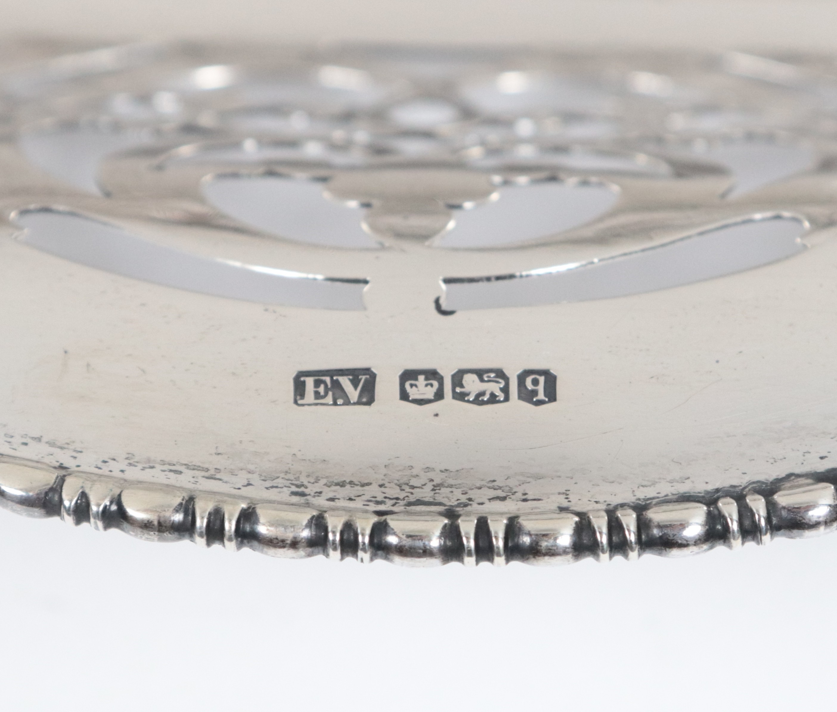 Cestino in argento Epoca Giorgio V, con bordo cesellato, sbalzato e traforato, gr. 410