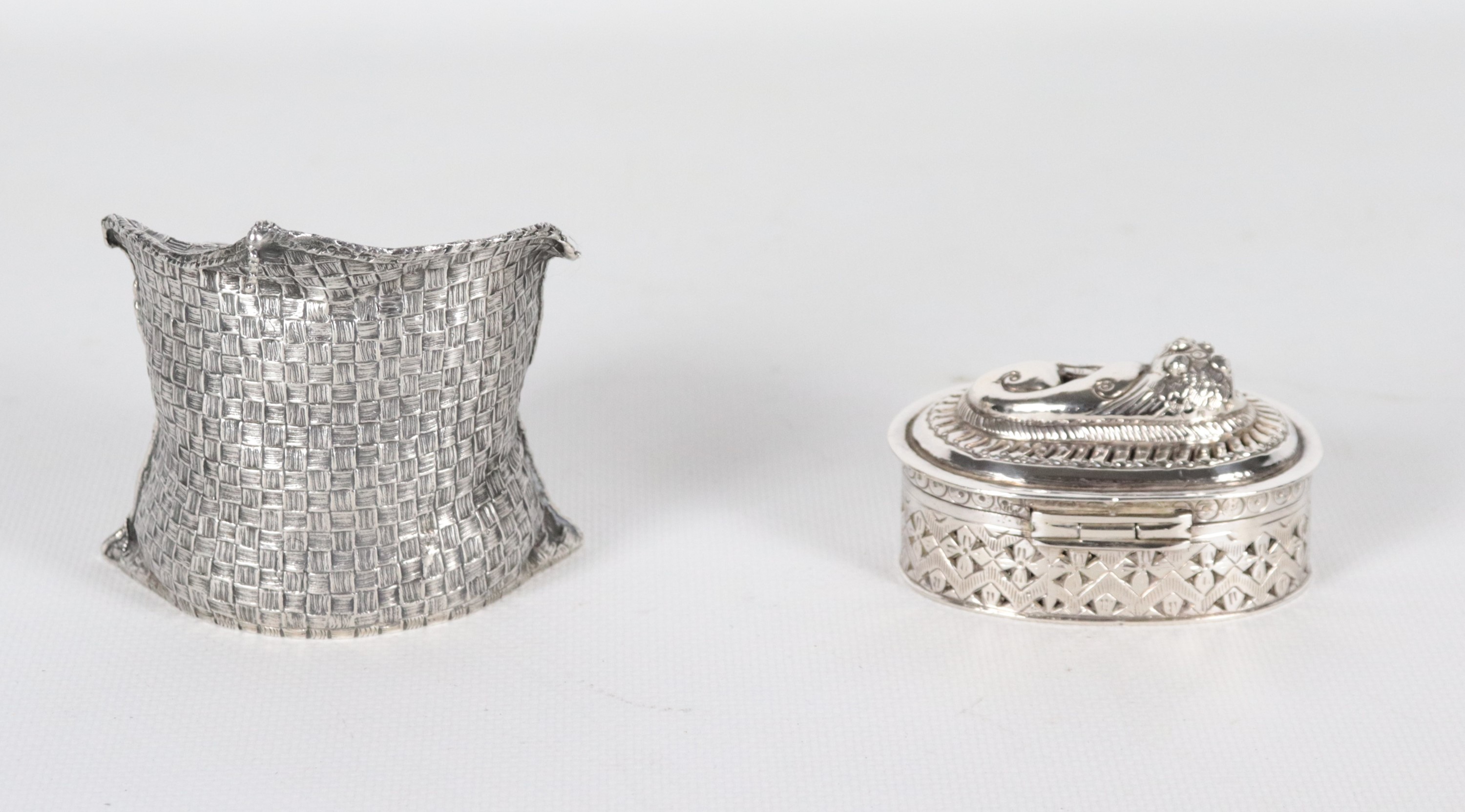 Lotto in argento cesellato e sbalzato Titolo 925: di un piccolo cestino a sacco con interno in ve...