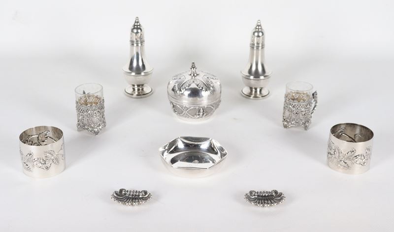 Lotto in argento cesellato e sbalzato (10 pz.), gr. 350