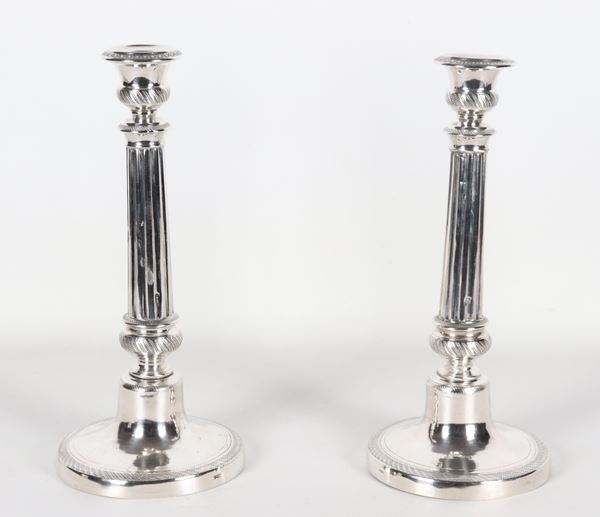 Coppia di candelieri in argento cesellato e sbalzato Periodo Ferdinando II, con fusti a colonne scannellate, gr. 475