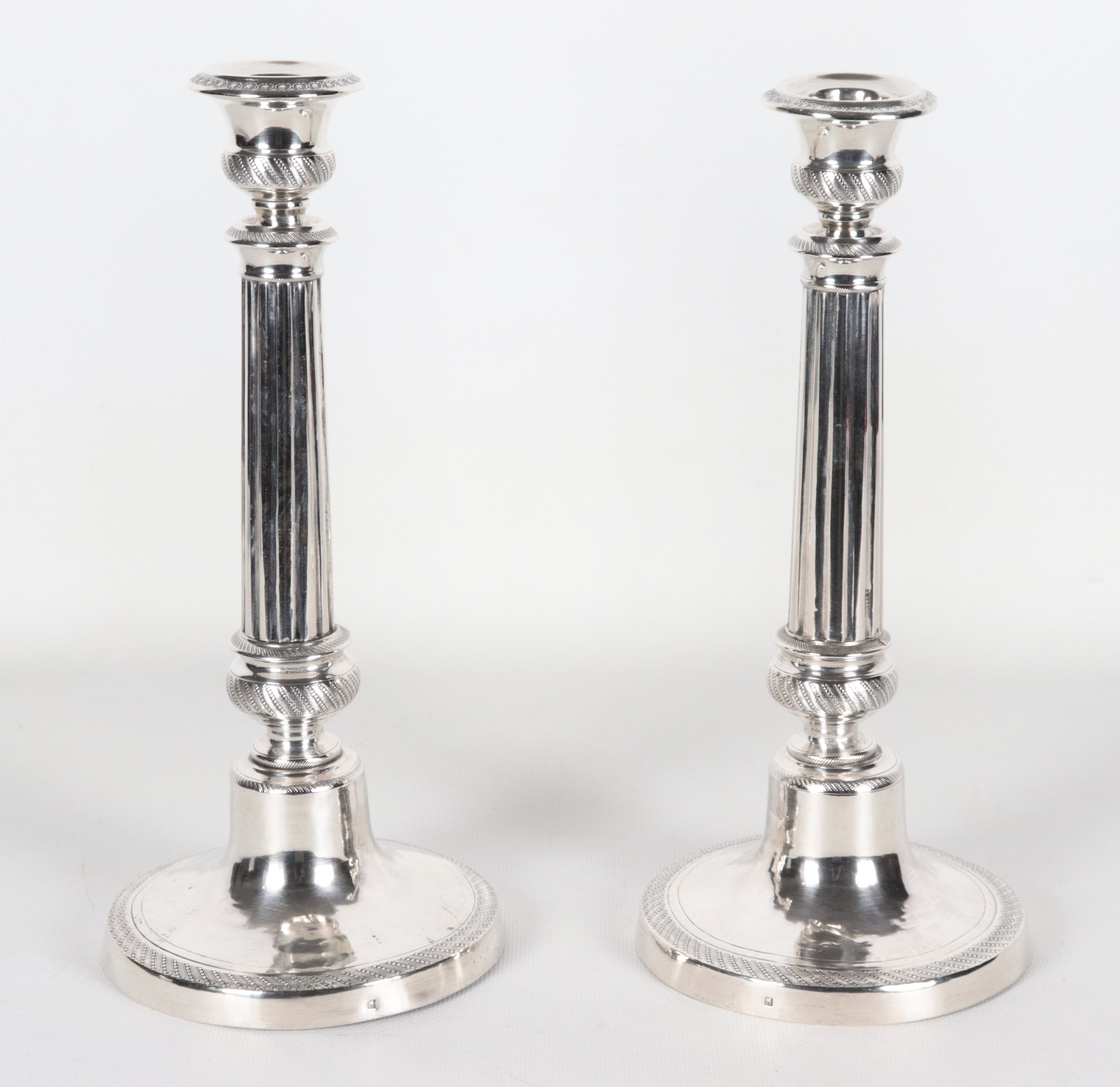 Coppia di candelieri in argento cesellato e sbalzato Periodo Ferdinando II, con fusti a colonne s...