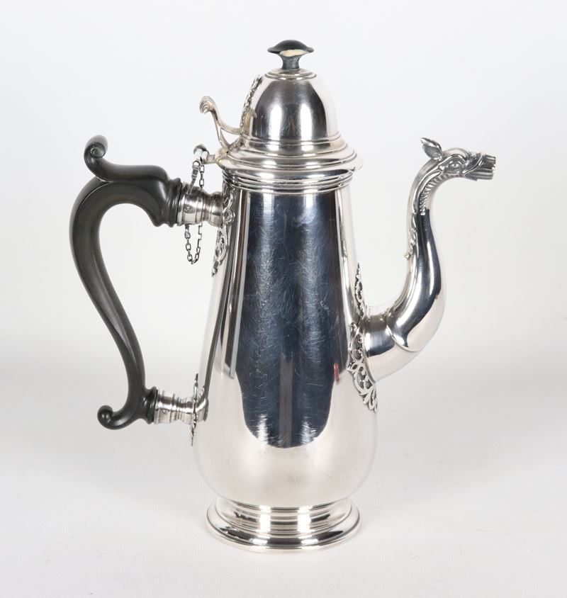 Antica caffettiera in argento cesellato e sbalzato con manico in ebano, gr. 450