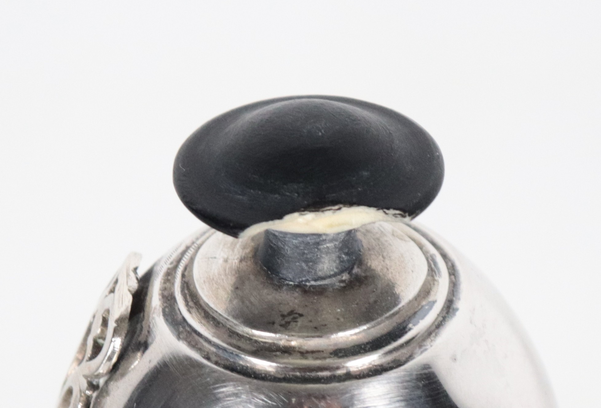 Antica caffettiera in argento cesellato e sbalzato con manico in ebano, gr. 450