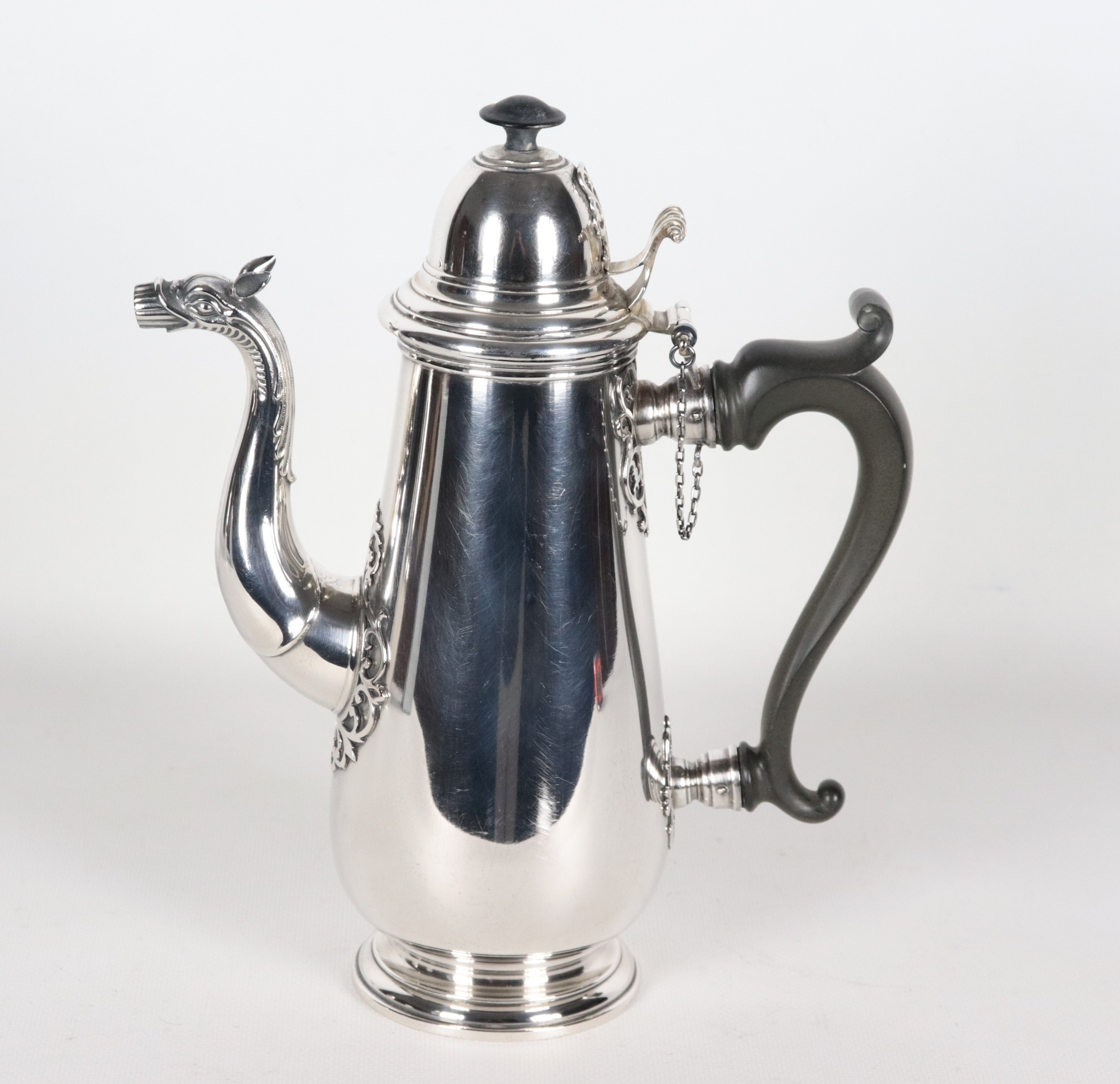 Antica caffettiera in argento cesellato e sbalzato con manico in ebano, gr. 450