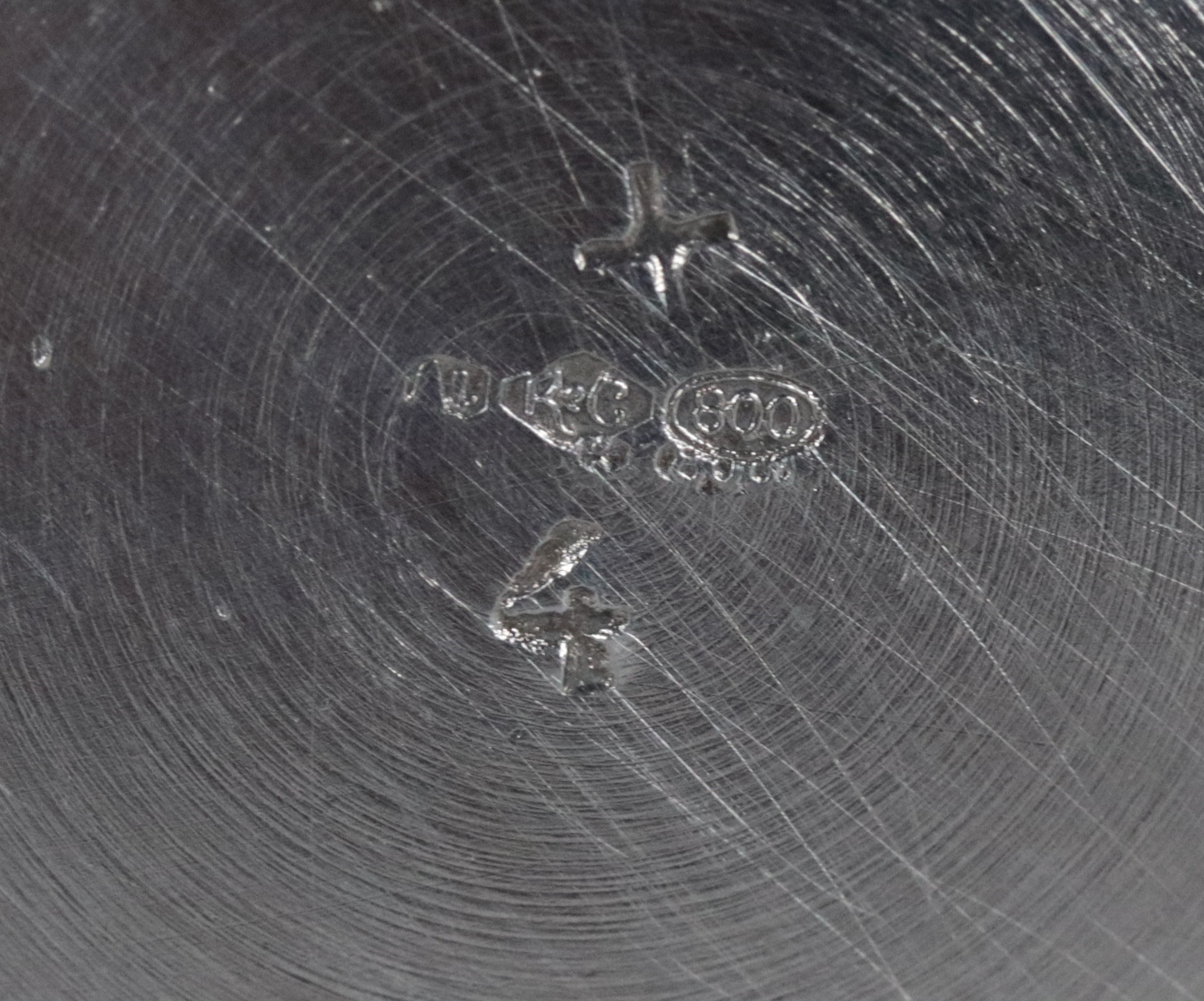 Antica caffettiera in argento cesellato e sbalzato con manico in ebano, gr. 450