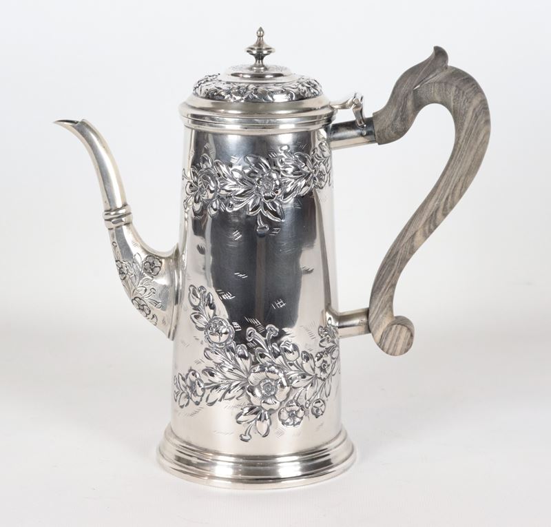Antica caffettiera in argento cesellato e sbalzato a volute floreali, manico in legno, gr. 850