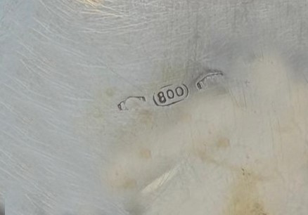 Antica caffettiera in argento cesellato e sbalzato a volute floreali, manico in legno, gr. 850