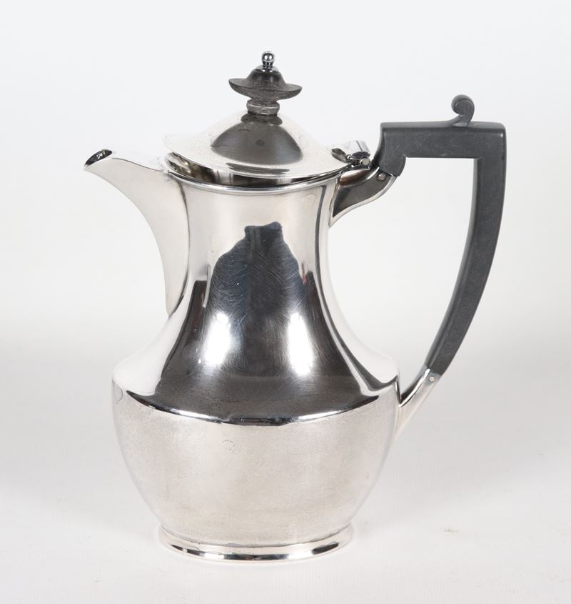 Caffettiera in argento Epoca Giorgio V, con manico e pomo in ebano, gr. 445