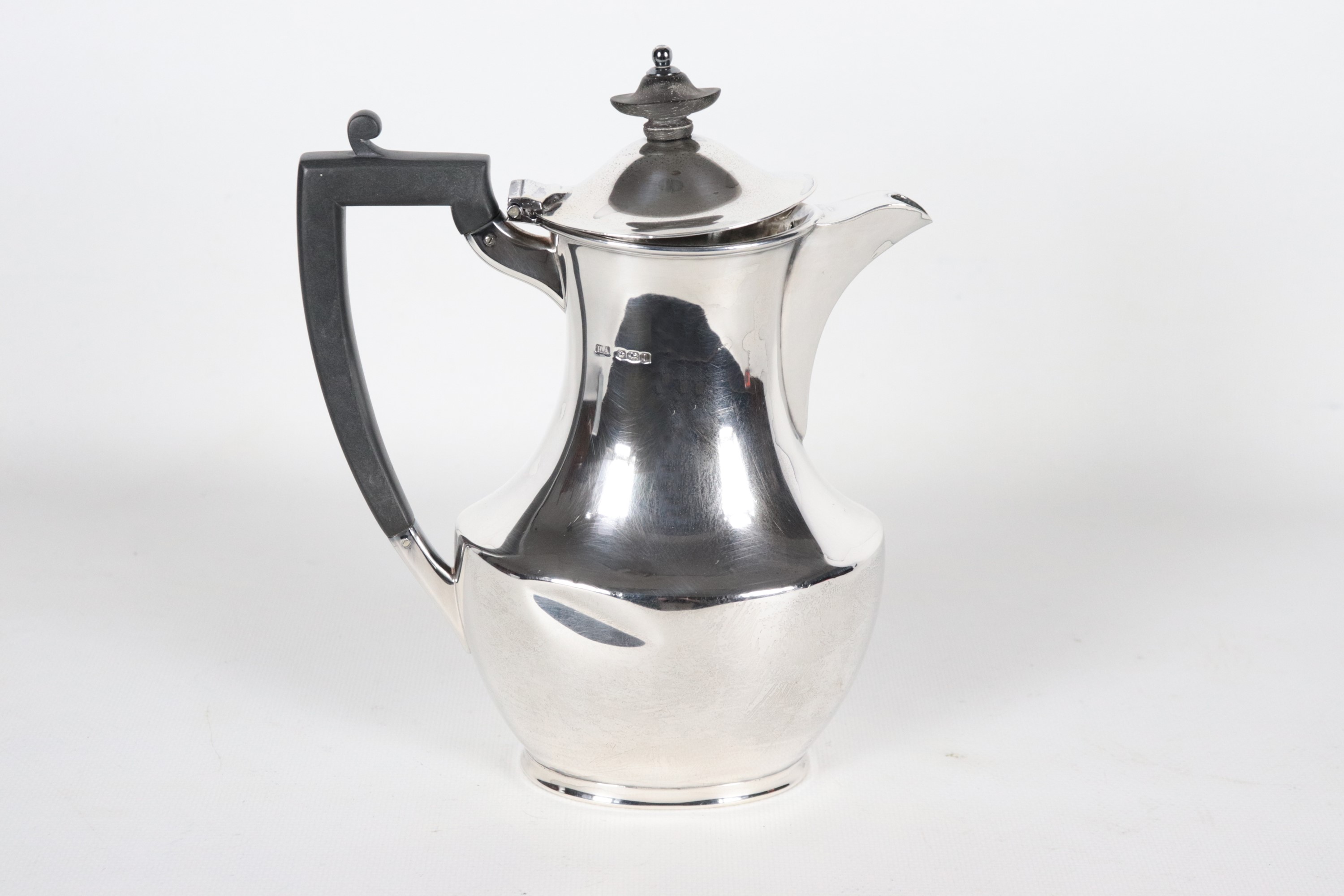 Caffettiera in argento Epoca Giorgio V, con manico e pomo in ebano, gr. 445