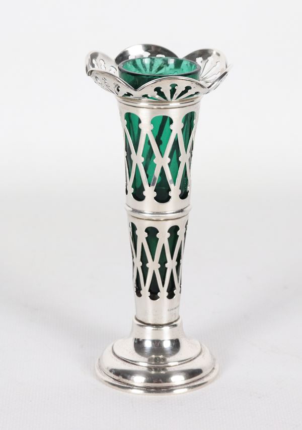 Piccolo vaso portarosa in argento e cristallo verde Epoca Edoardo VII, cesellato, sbalzato e traforato, peso netto gr. 60