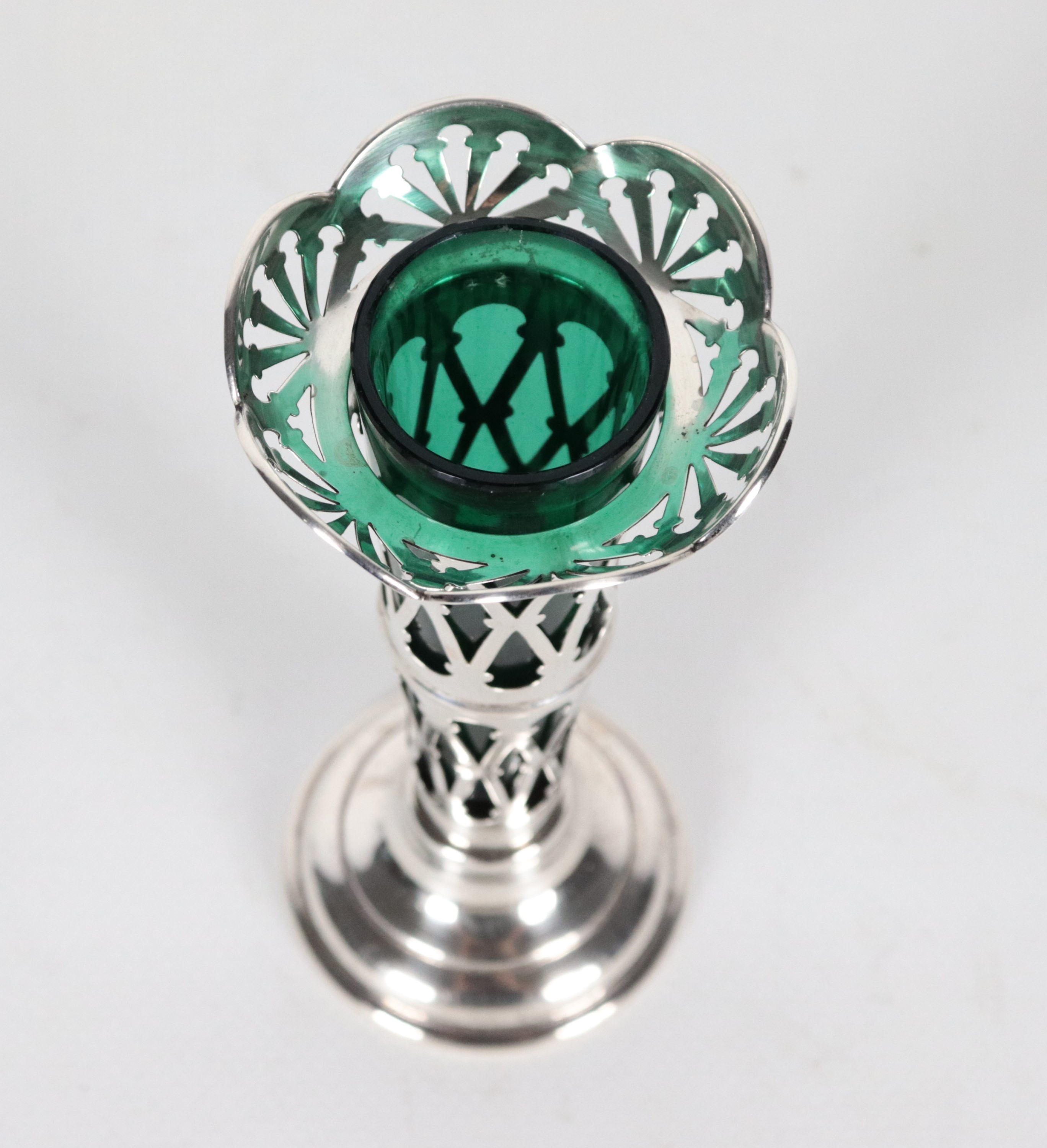 Piccolo vaso portarosa in argento e cristallo verde Epoca Edoardo VII, cesellato, sbalzato e traf...