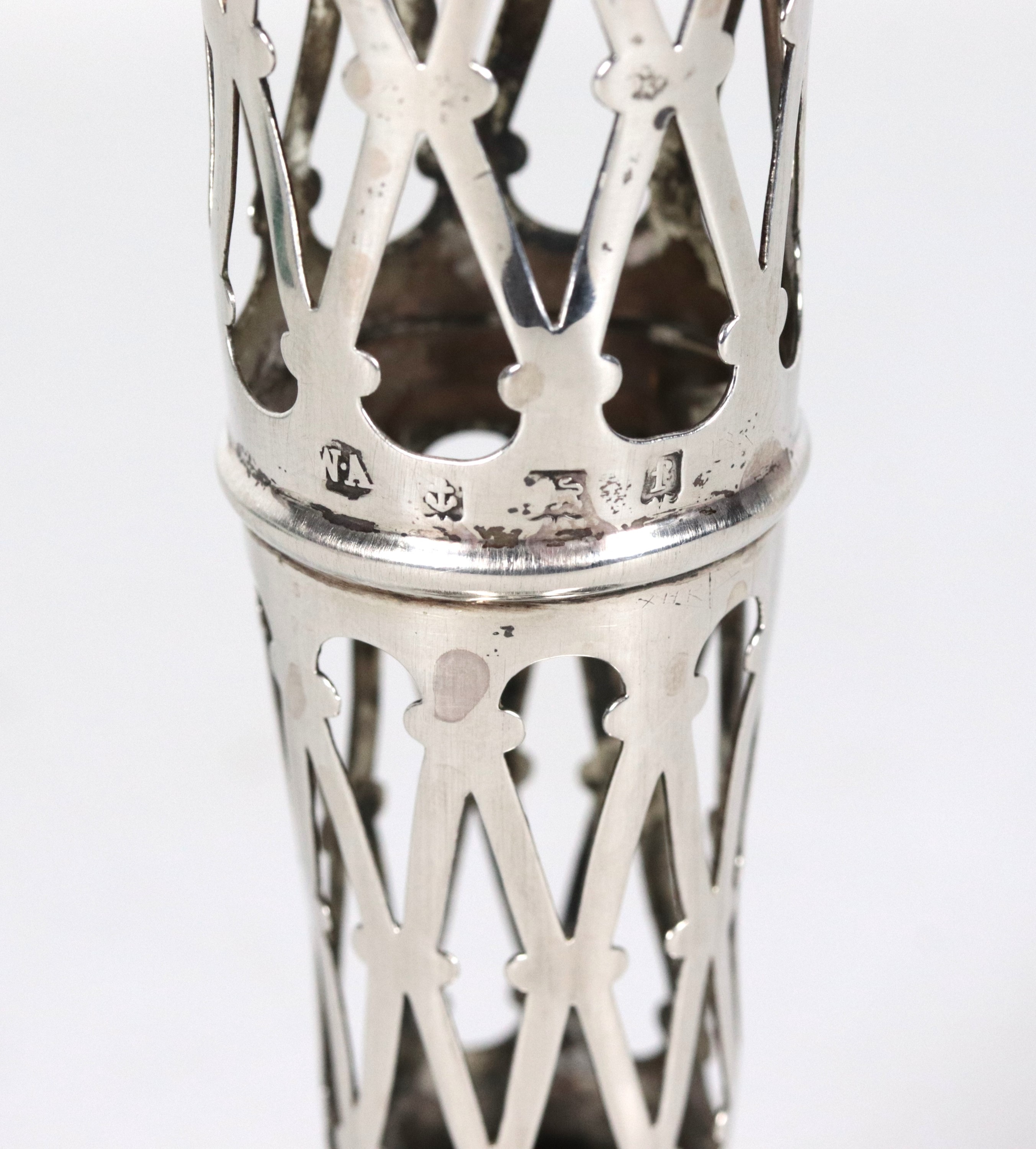 Piccolo vaso portarosa in argento e cristallo verde Epoca Edoardo VII, cesellato, sbalzato e traf...