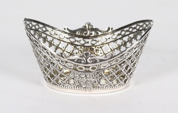Antico piccolo cestino in argento cesellato, sbalzato e traforato, gr. 80