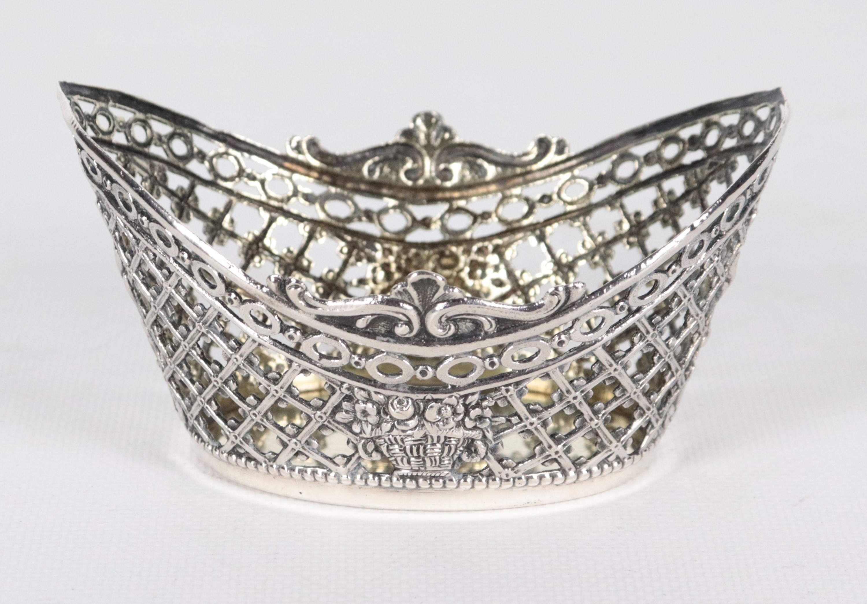 Antico piccolo cestino in argento cesellato, sbalzato e traforato, gr. 80