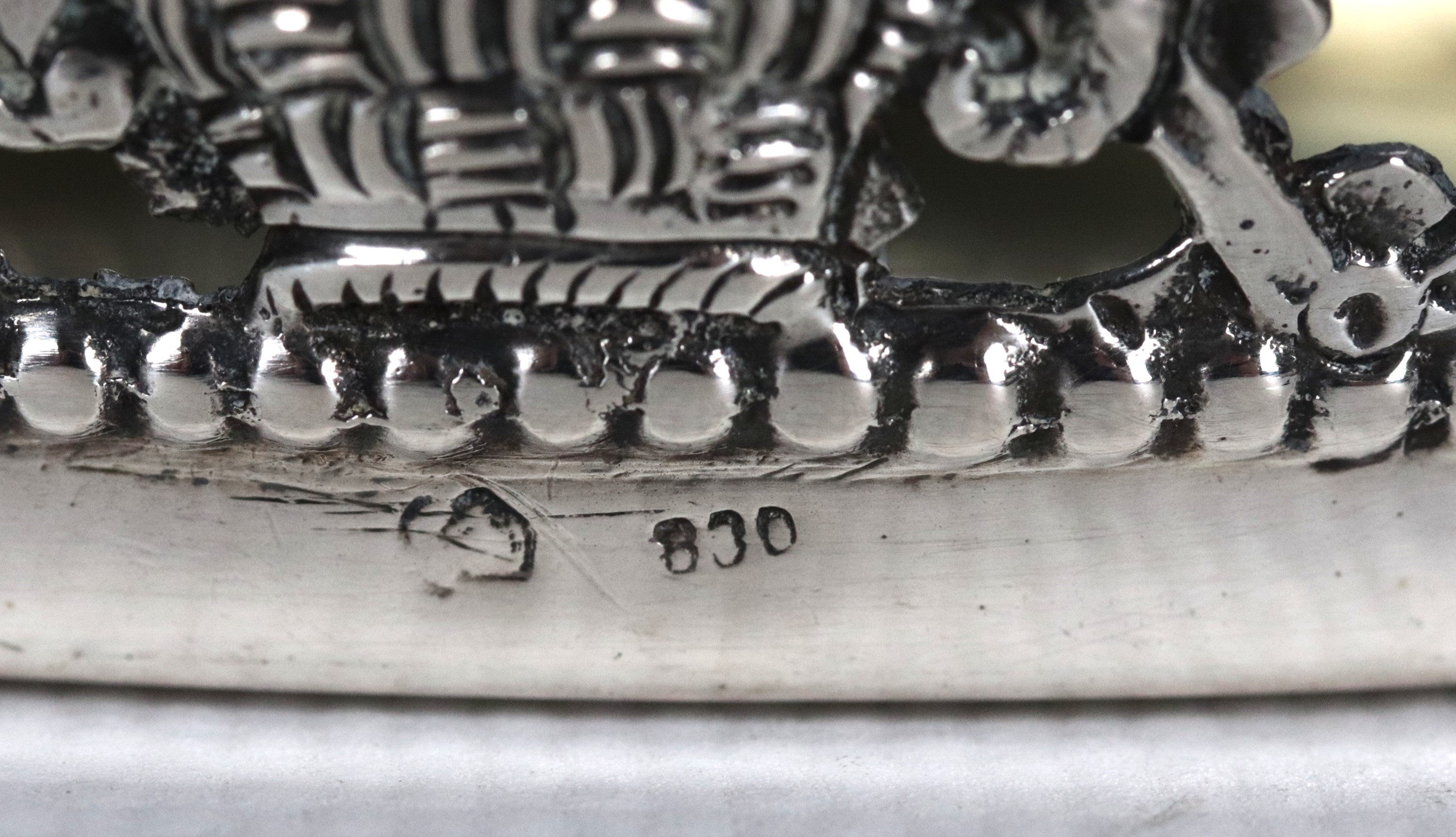 Antico piccolo cestino in argento cesellato, sbalzato e traforato, gr. 80