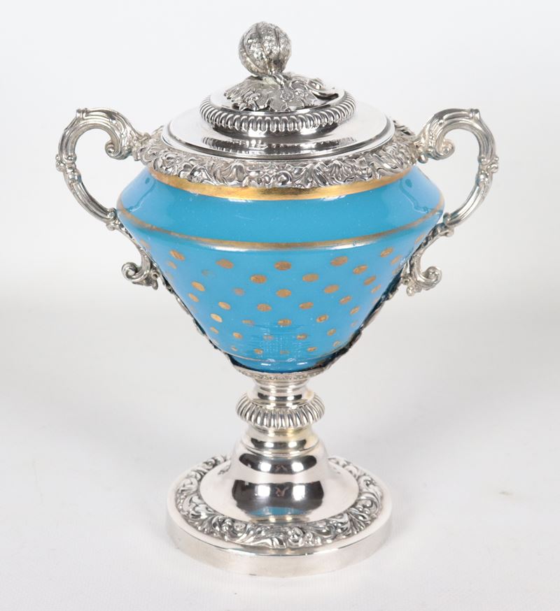 Zuccheriera in argento cesellato e sbalzato con corpo in cristallo celeste, peso lordo gr. 524