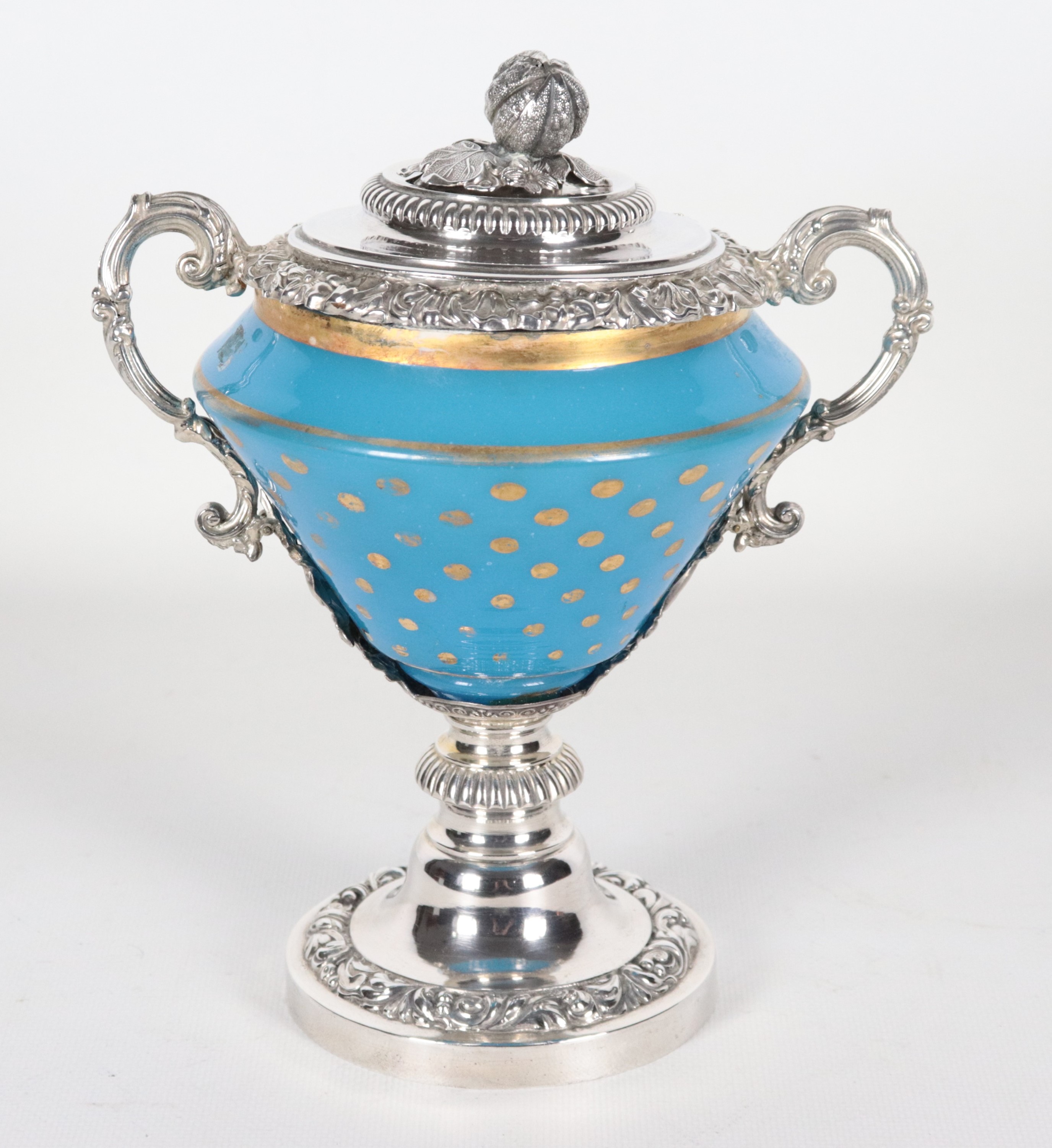 Zuccheriera in argento cesellato e sbalzato con corpo in cristallo celeste, peso lordo gr. 524