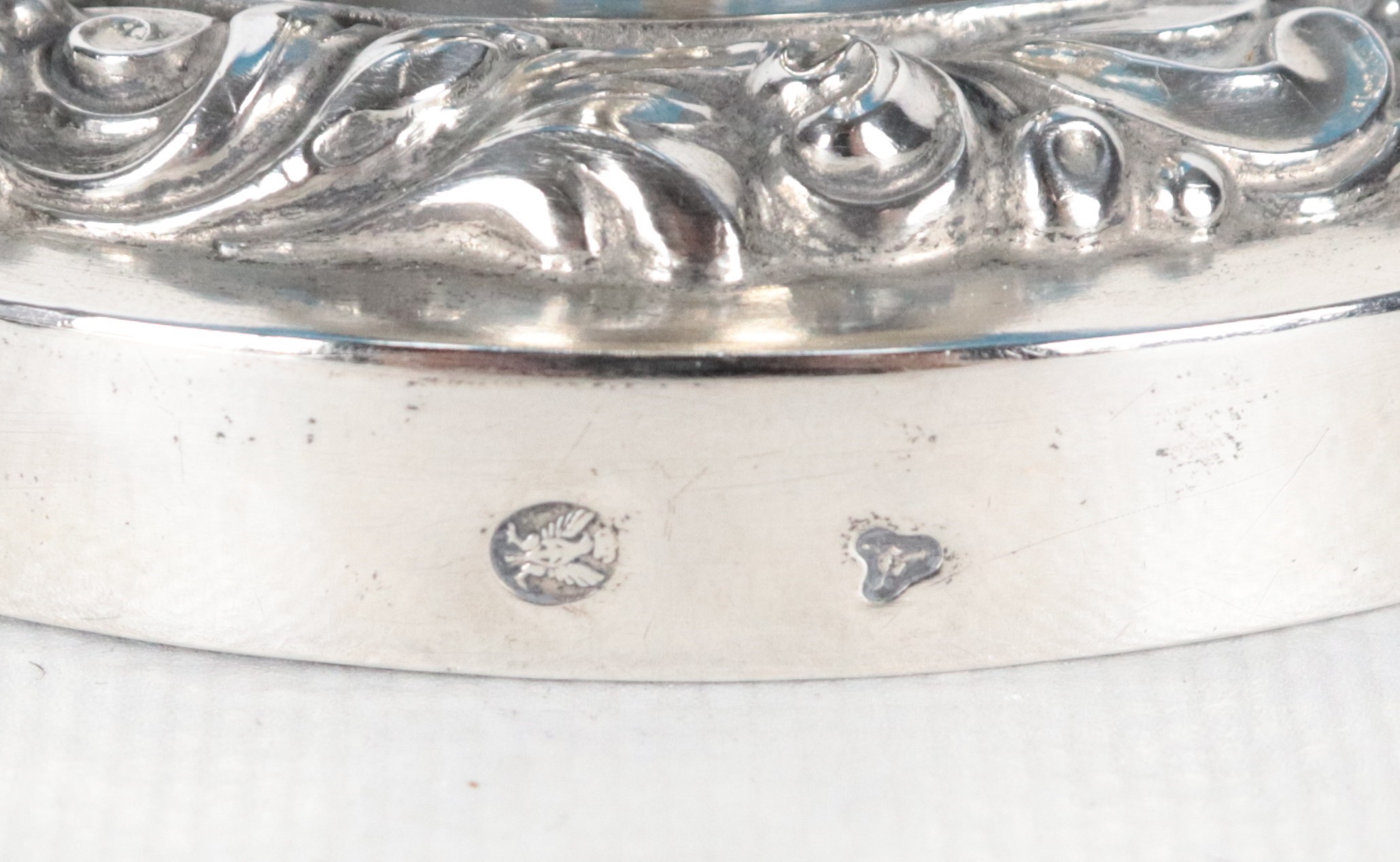 Zuccheriera in argento cesellato e sbalzato con corpo in cristallo celeste, peso lordo gr. 524