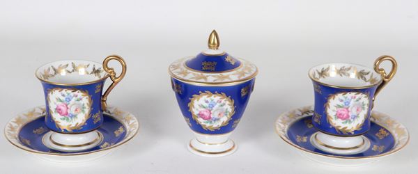 Lotto in porcellana francese di Limoges, con decorazioni a medaglioni floreali su fondo blu (3 pz.)