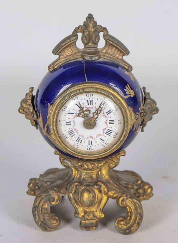 Antico piccolo orologio da tavolo francese Napoleone III, in porcellana blu cobalto e bronzo dorato