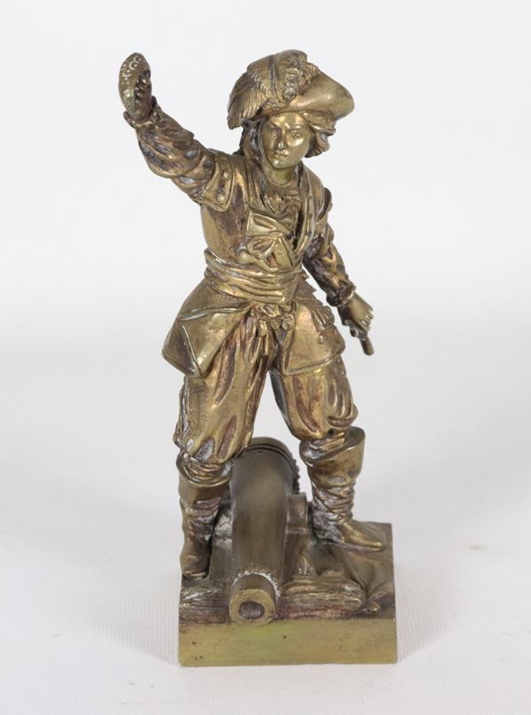 "Artigliere", antica piccola scultura francese in bronzo dorato, sbalzato e cesellato