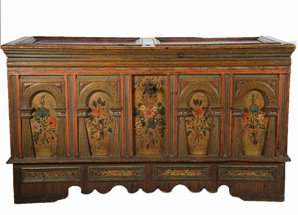 Alto-Veneto chest in lacquered wood