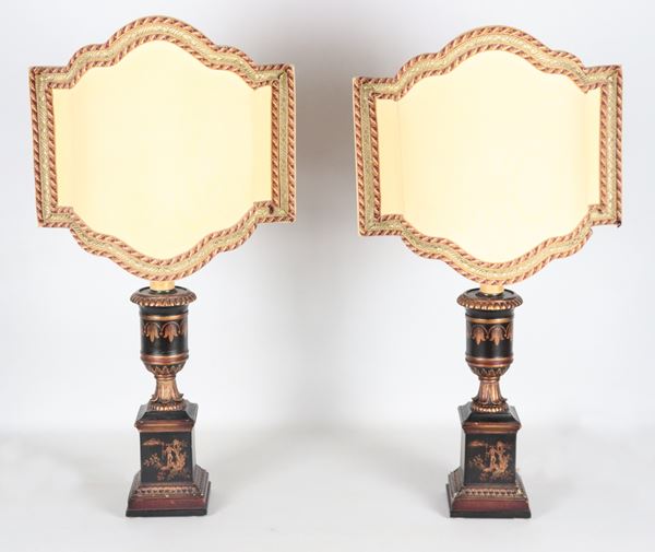 Coppia di lampade francesi a forma di anfore in legno laccato nero