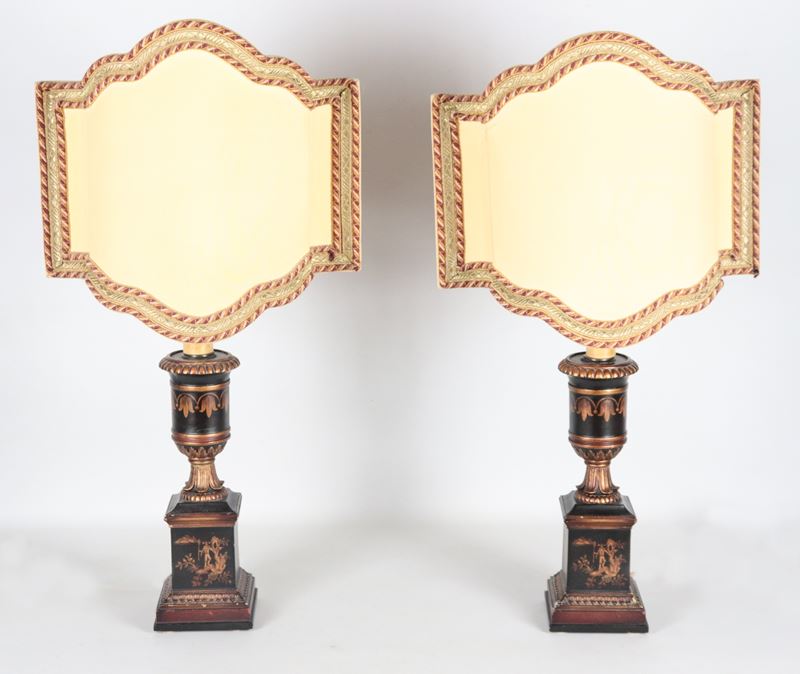 Coppia di lampade francesi a forma di anfore in legno laccato nero