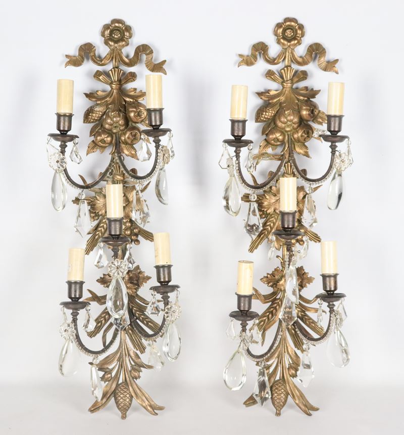 Coppia di appliques francesi di linea Luigi XVI, in bronzo dorato e patinato con prismi in crista...