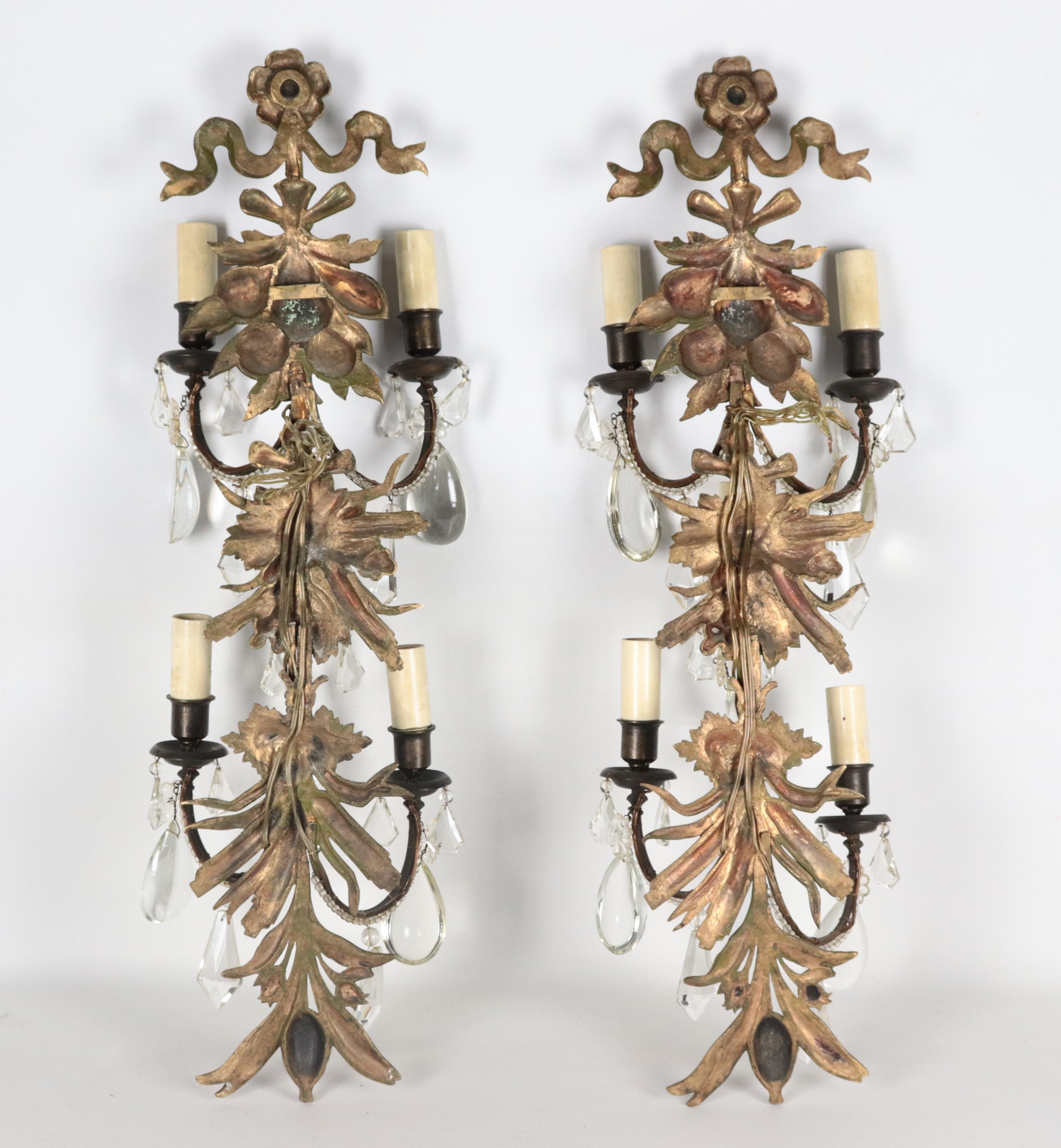 Coppia di appliques francesi di linea Luigi XVI, in bronzo dorato e patinato con prismi in crista...