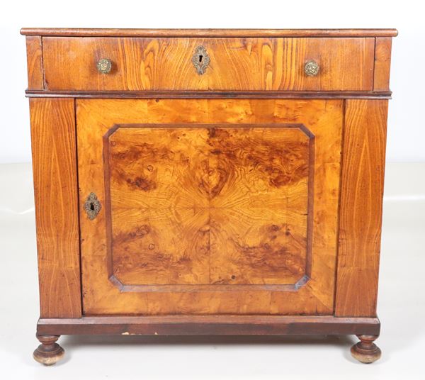 Piccola credenza in noce e ciliegio