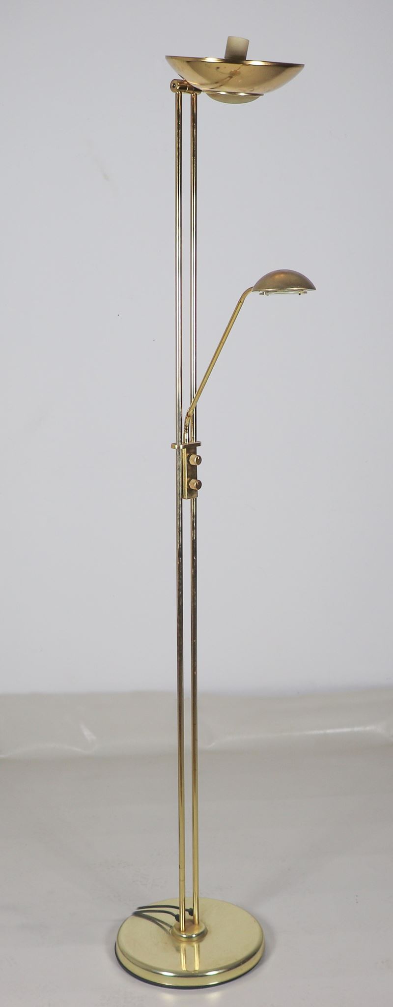 Piantana da terra a stelo in ottone con luce da lettura