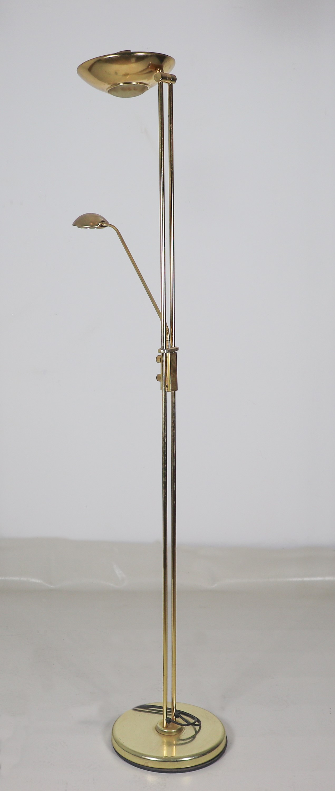 Piantana da terra a stelo in ottone con luce da lettura