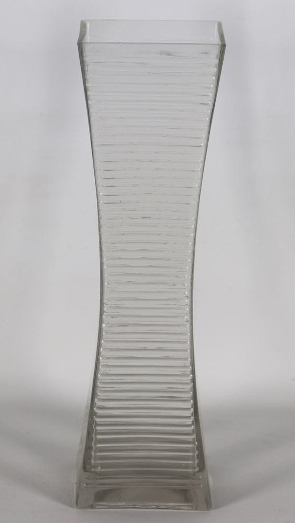 Vaso in cristallo lavorato a motivi lineari 