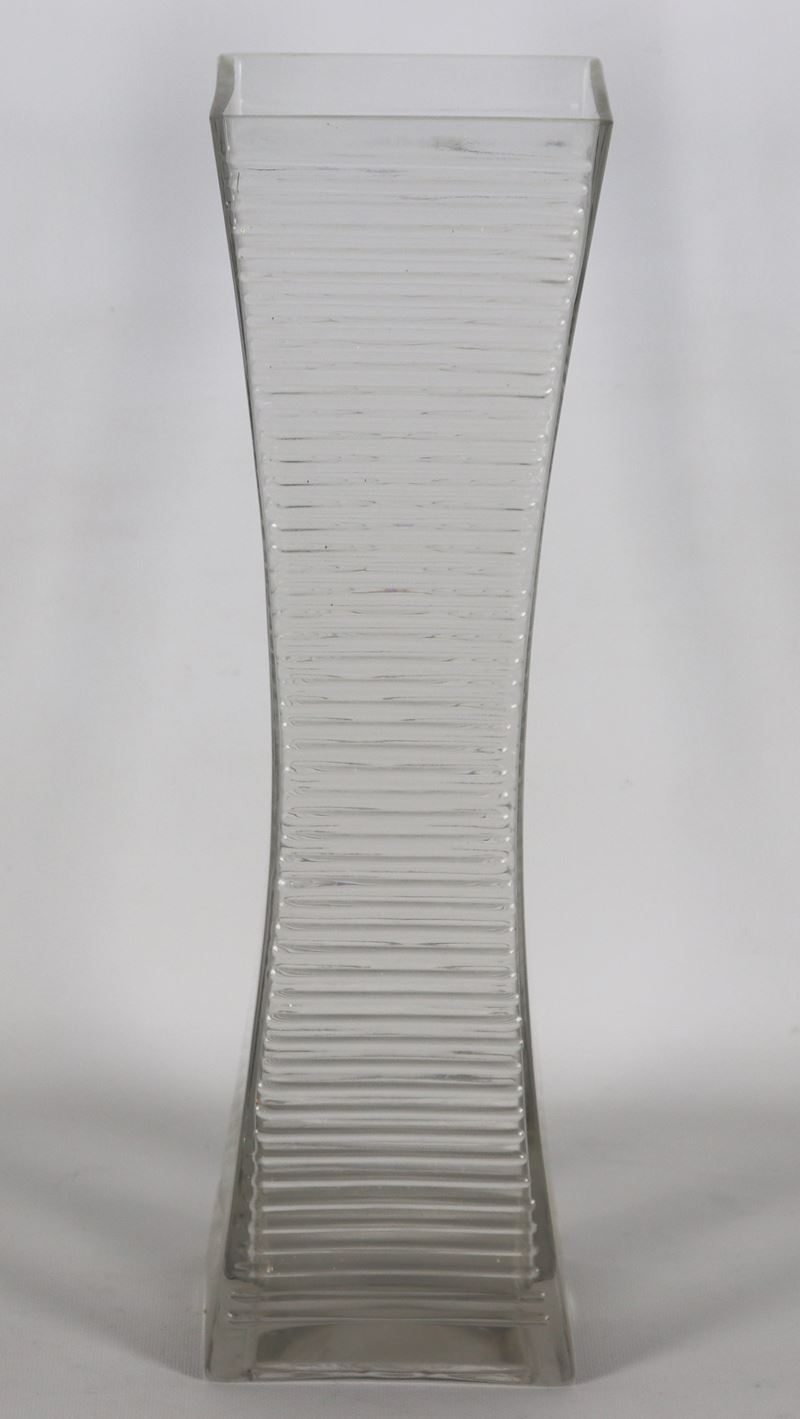 Vaso in cristallo lavorato a motivi lineari