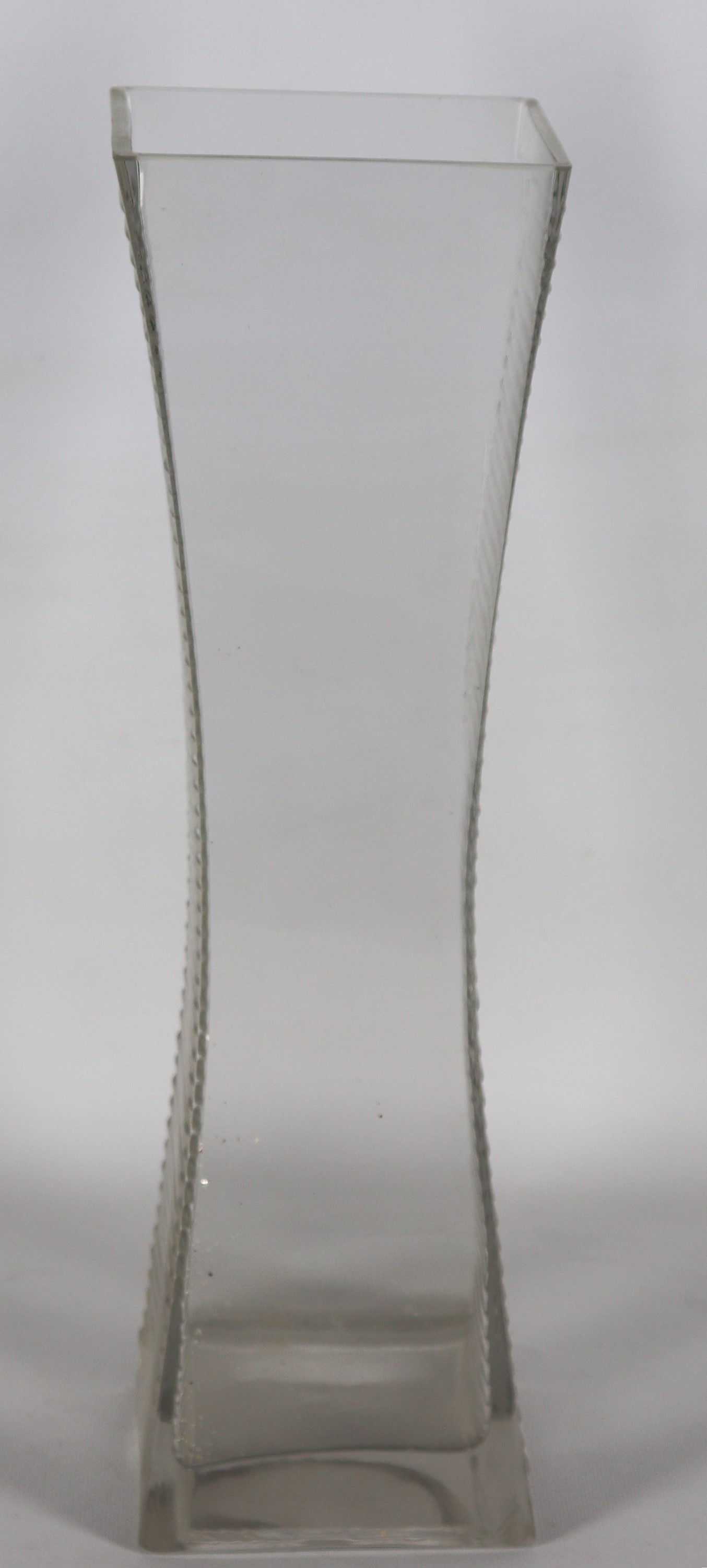 Vaso in cristallo lavorato a motivi lineari