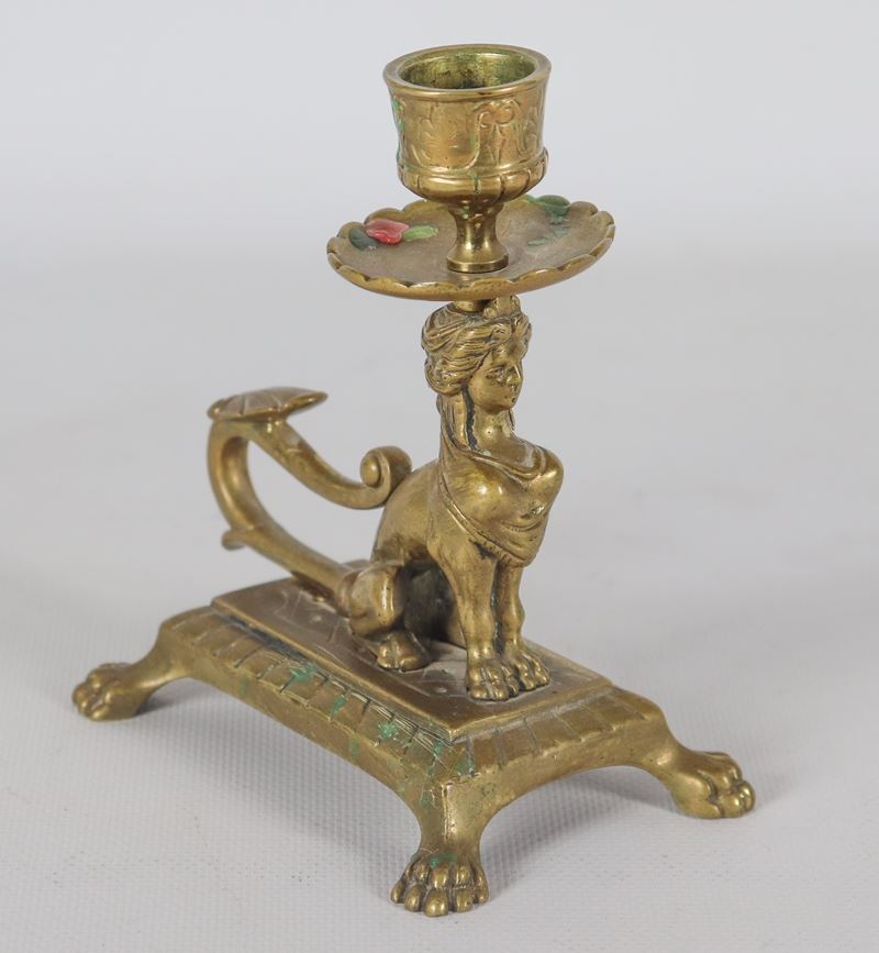 Bugia in bronzo dorato con scultura di sfinge