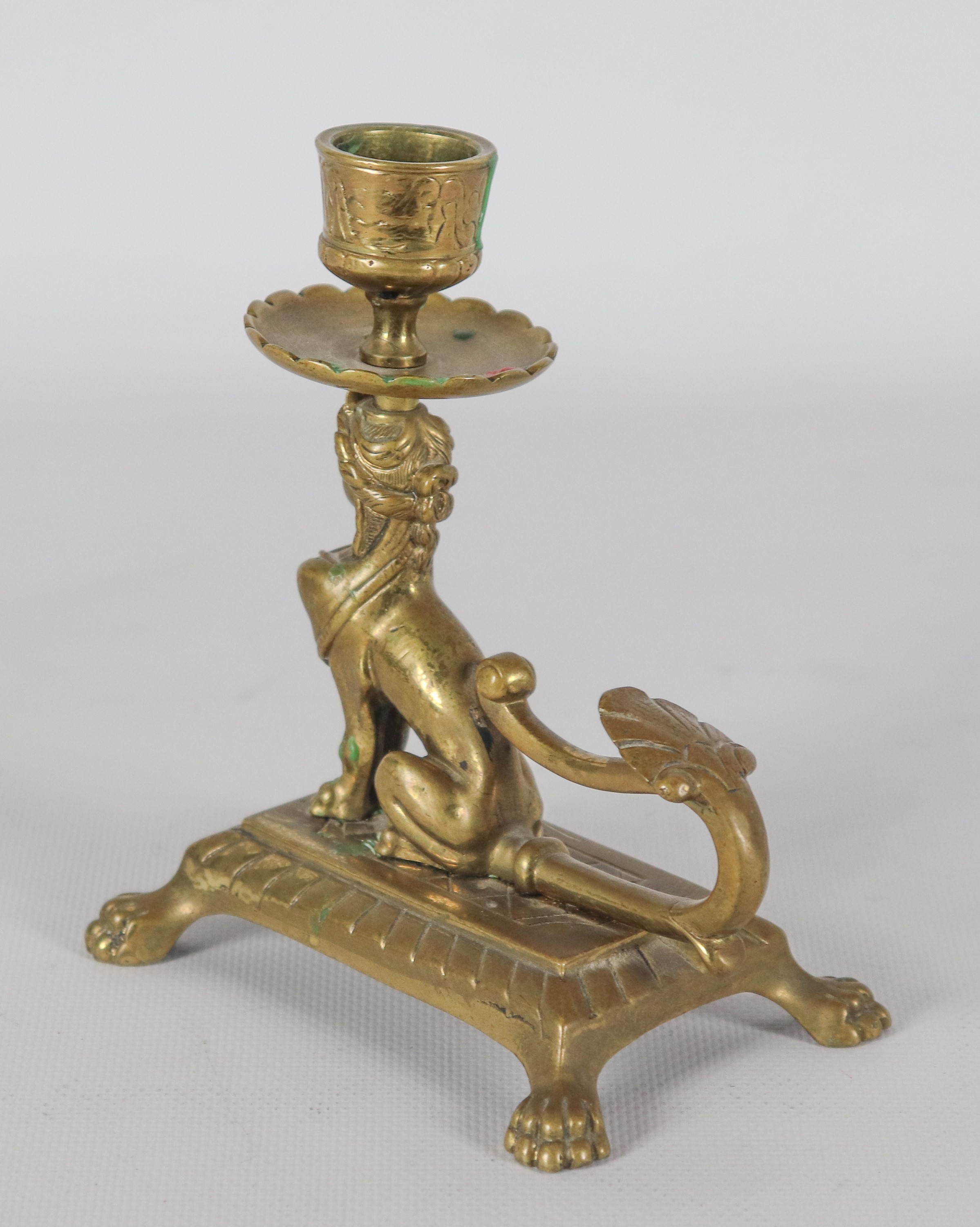 Bugia in bronzo dorato con scultura di sfinge