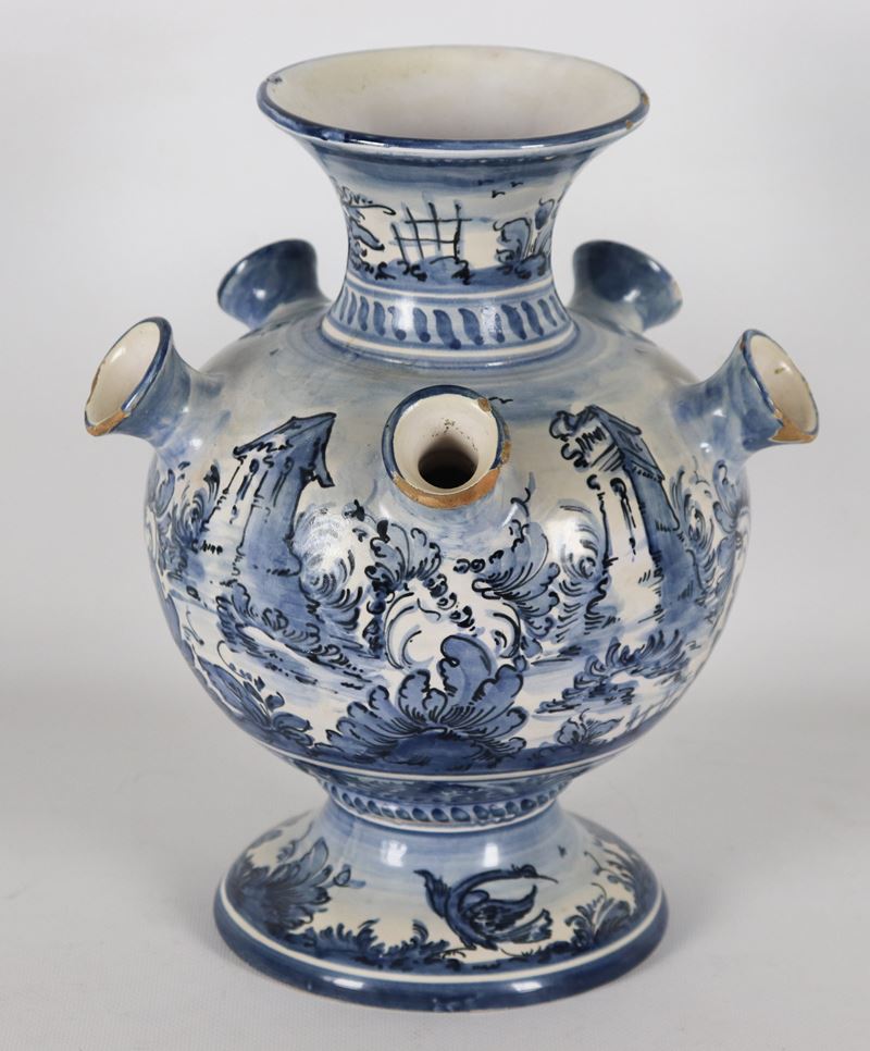 Tulipaniera in maiolica di Savona, decoro in blu a motivi di paesaggi
