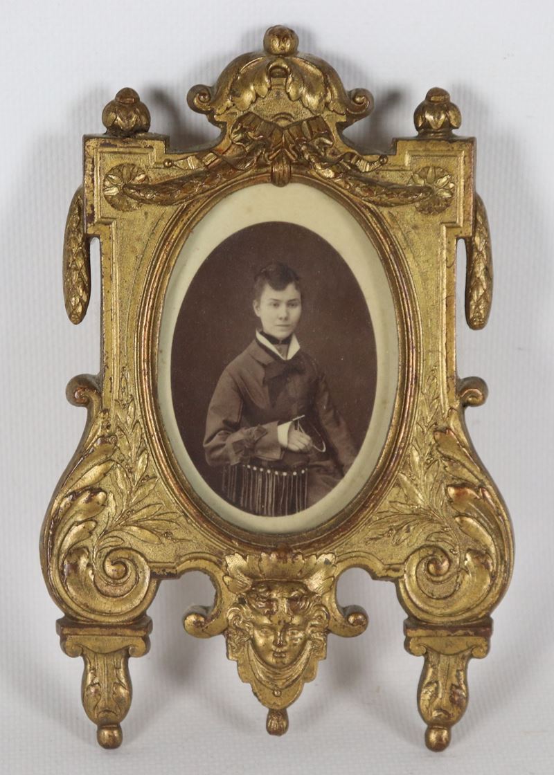 Piccola cornice portaminiature in bronzo dorato, sbalzato e cesellato
