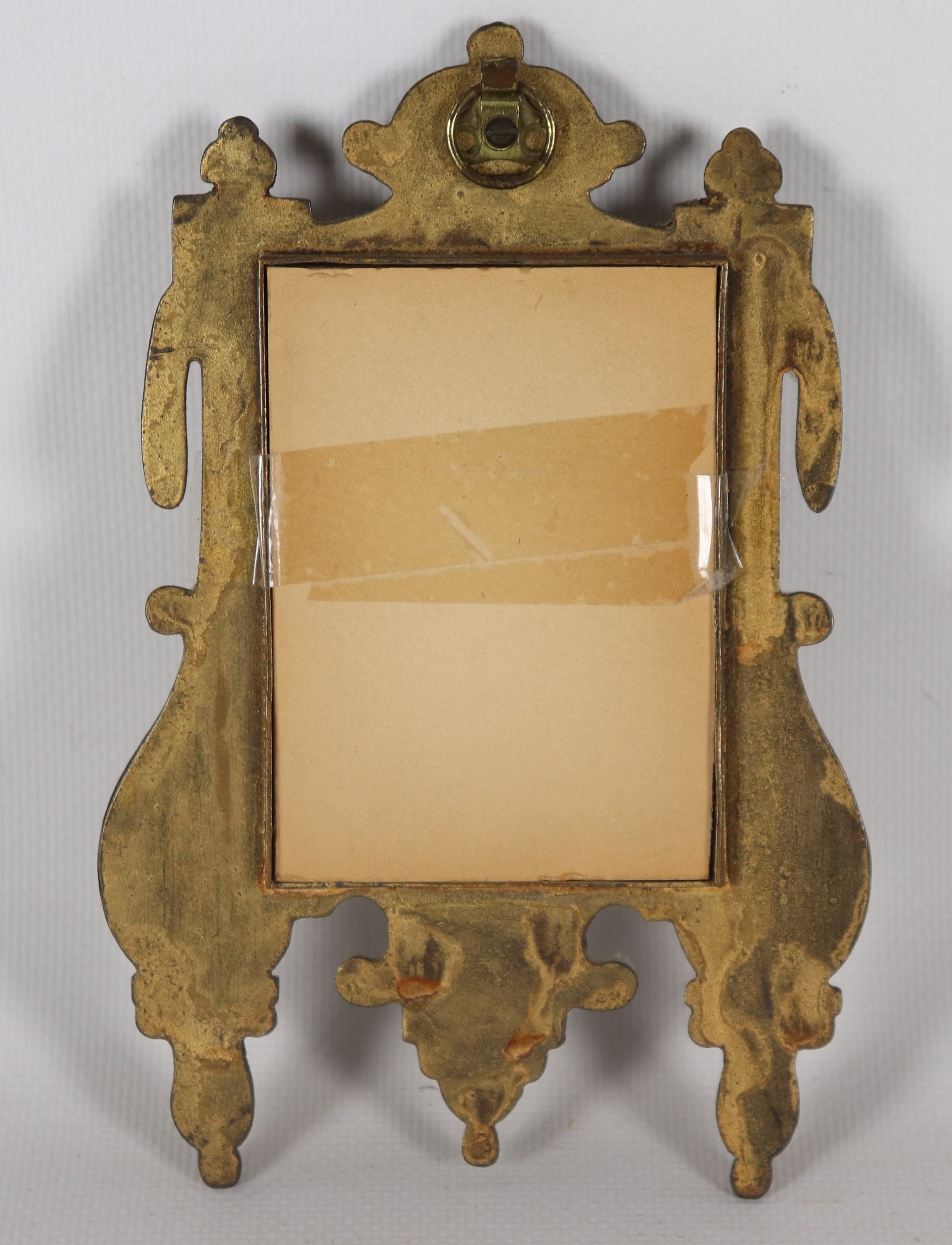 Piccola cornice portaminiature in bronzo dorato, sbalzato e cesellato