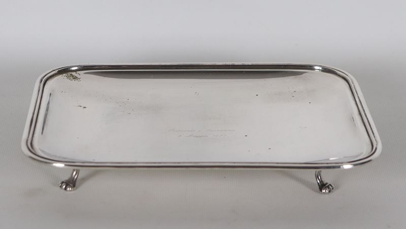 Piccolo centrotavola in argento, sorretto da quattro piedini leonini, gr. 146