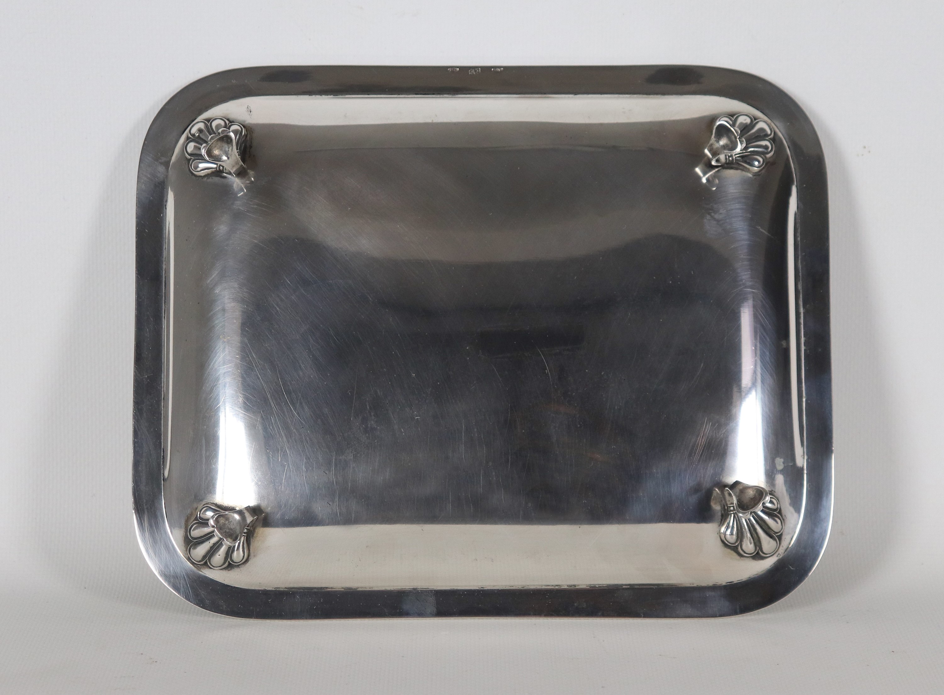 Piccolo centrotavola in argento, sorretto da quattro piedini leonini, gr. 146