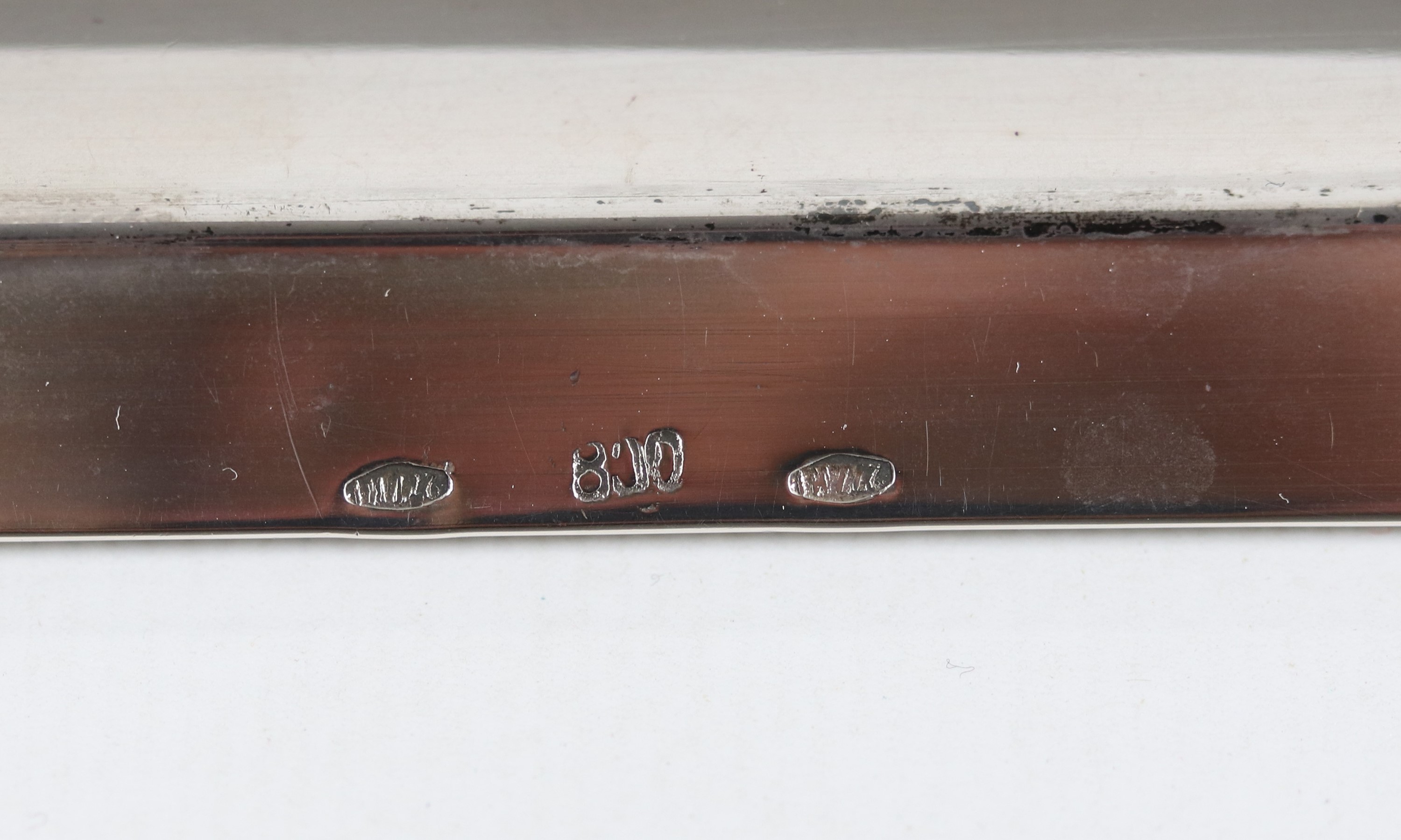 Piccolo centrotavola in argento, sorretto da quattro piedini leonini, gr. 146