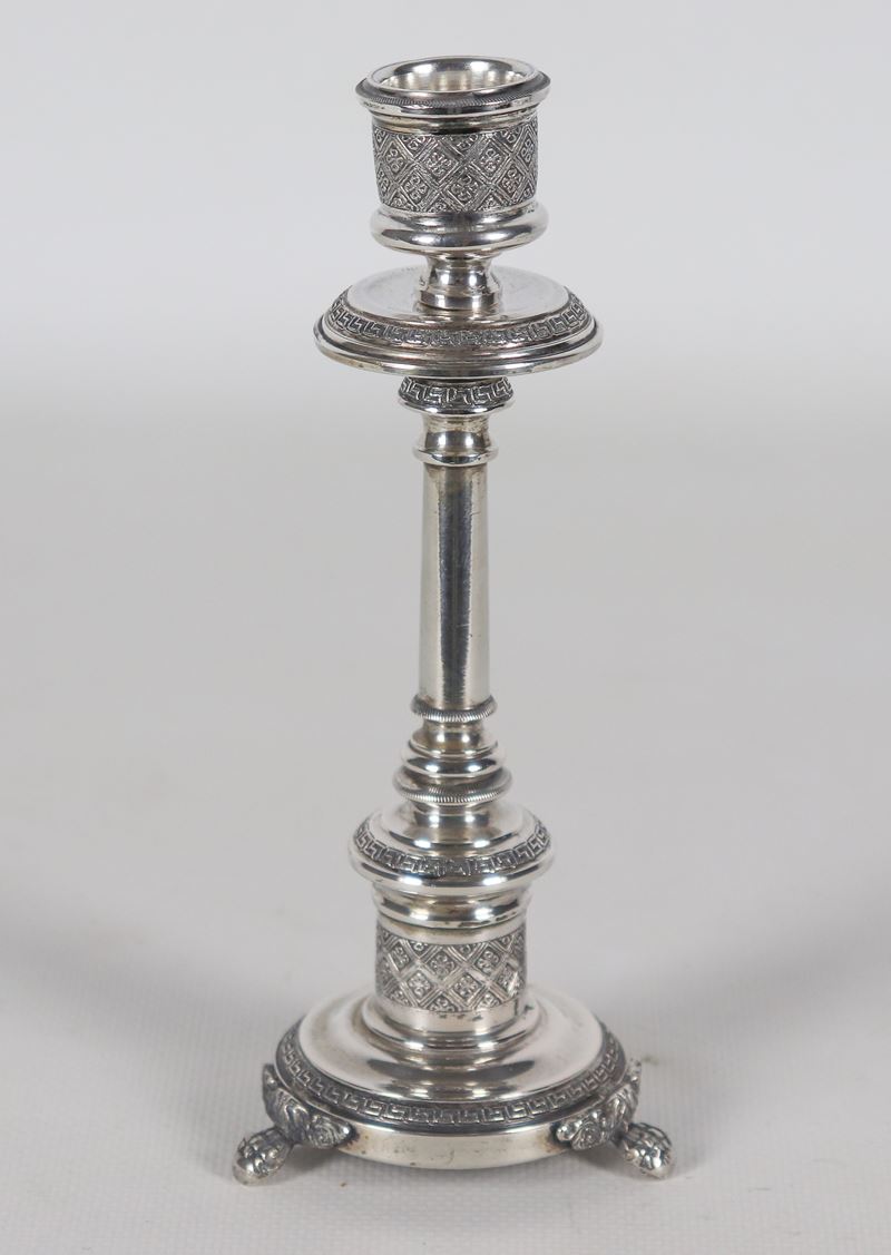 Antico piccolo candeliere in argento cesellato e sbalzato a motivi Impero, gr. 148