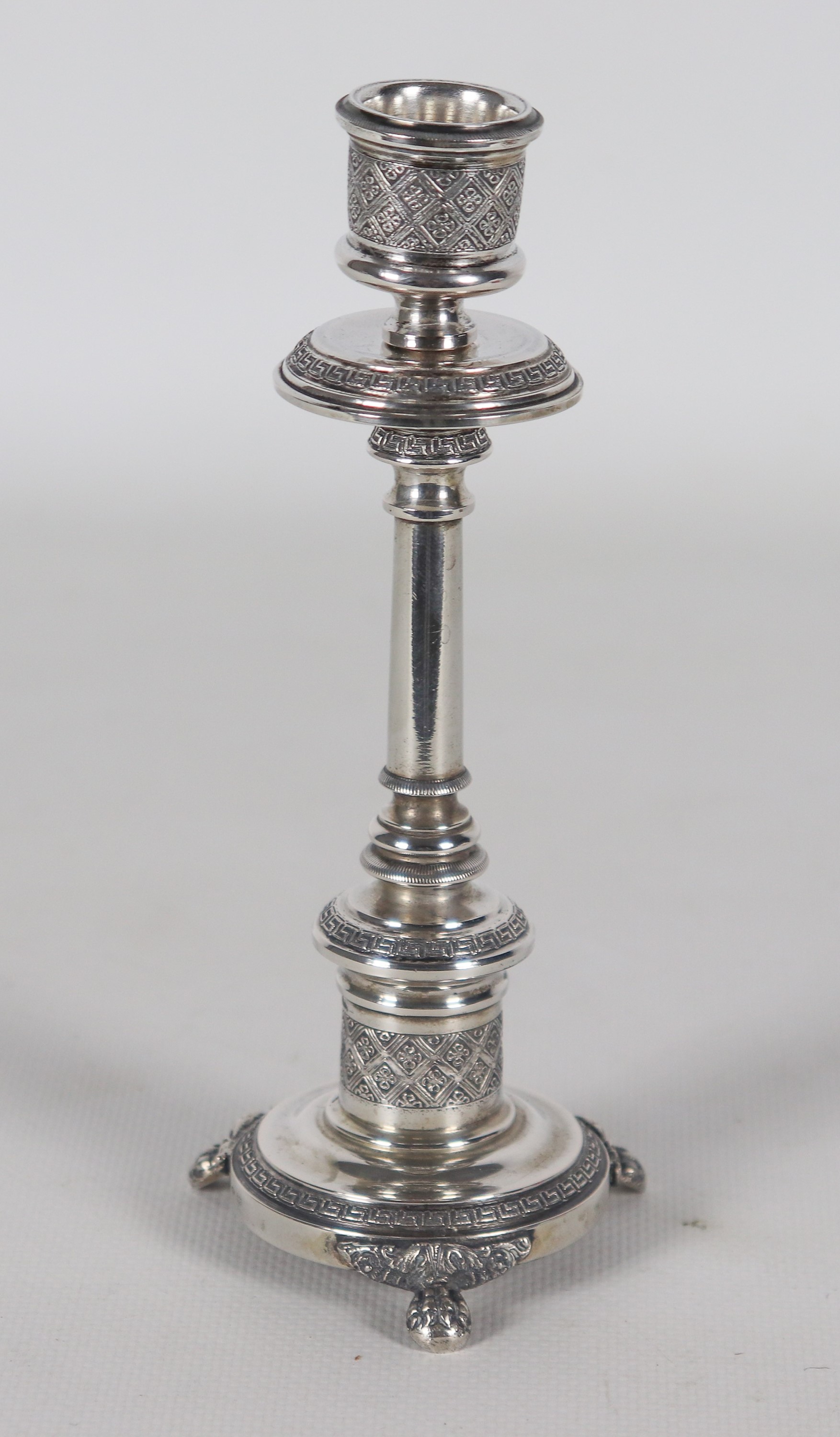 Antico piccolo candeliere in argento cesellato e sbalzato a motivi Impero, gr. 148