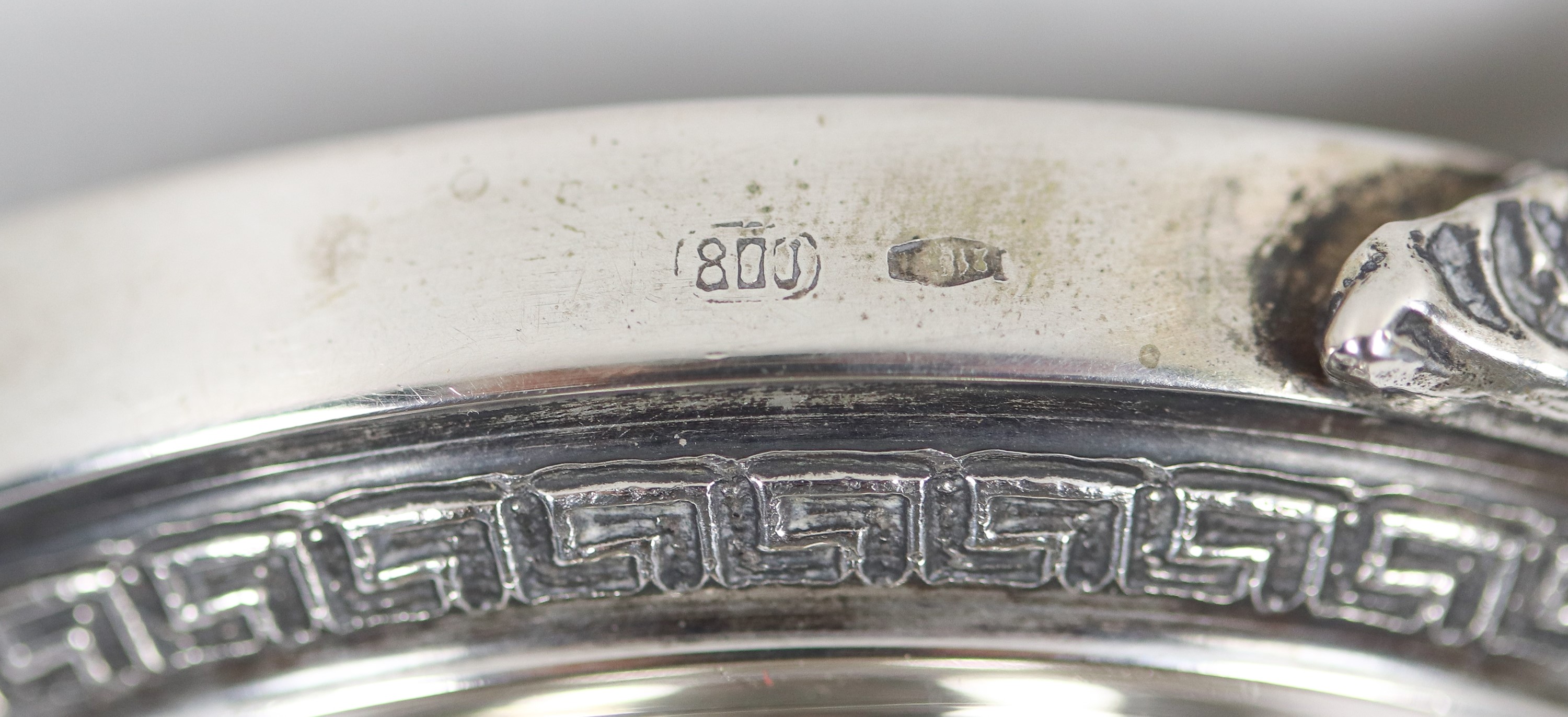 Antico piccolo candeliere in argento cesellato e sbalzato a motivi Impero, gr. 148