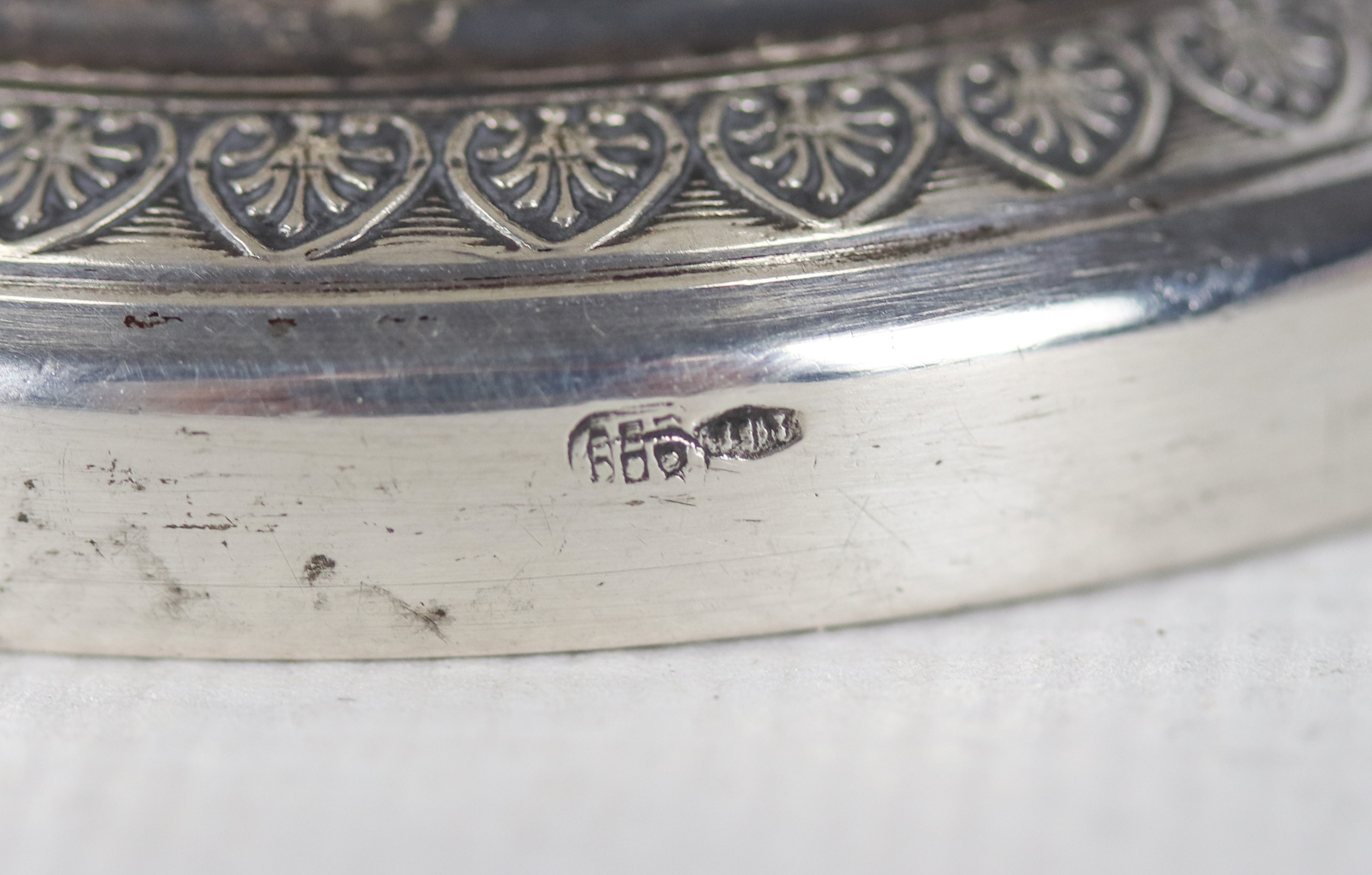 Antica piccola zuccheriera in argento cesellato e sbalzato a motivi Impero, gr. 278